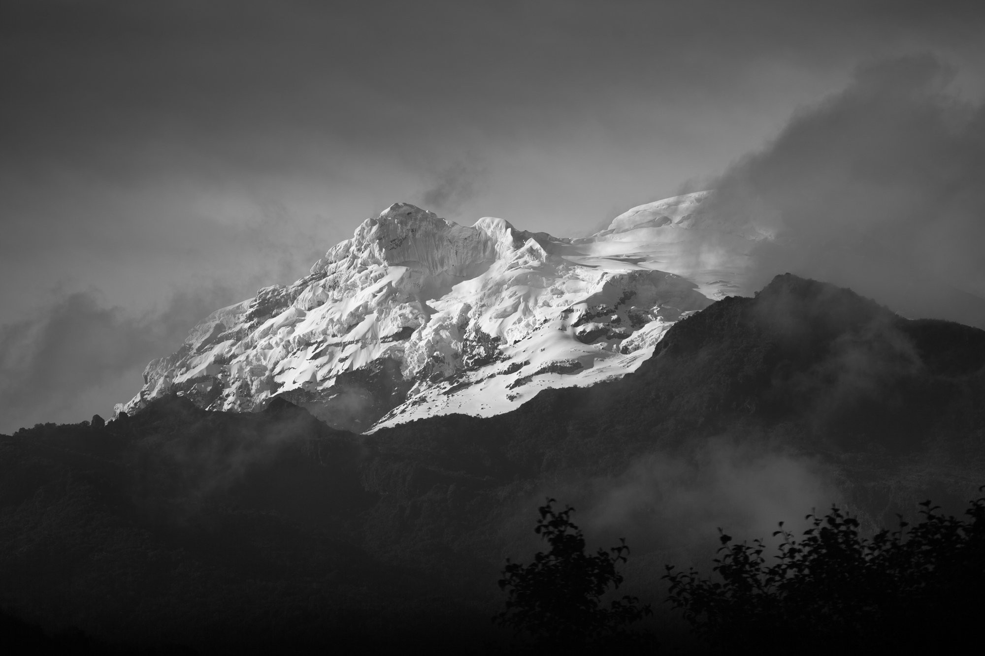 Stunning Snow-Capped Mountain Peak: High-Resolution Photograph