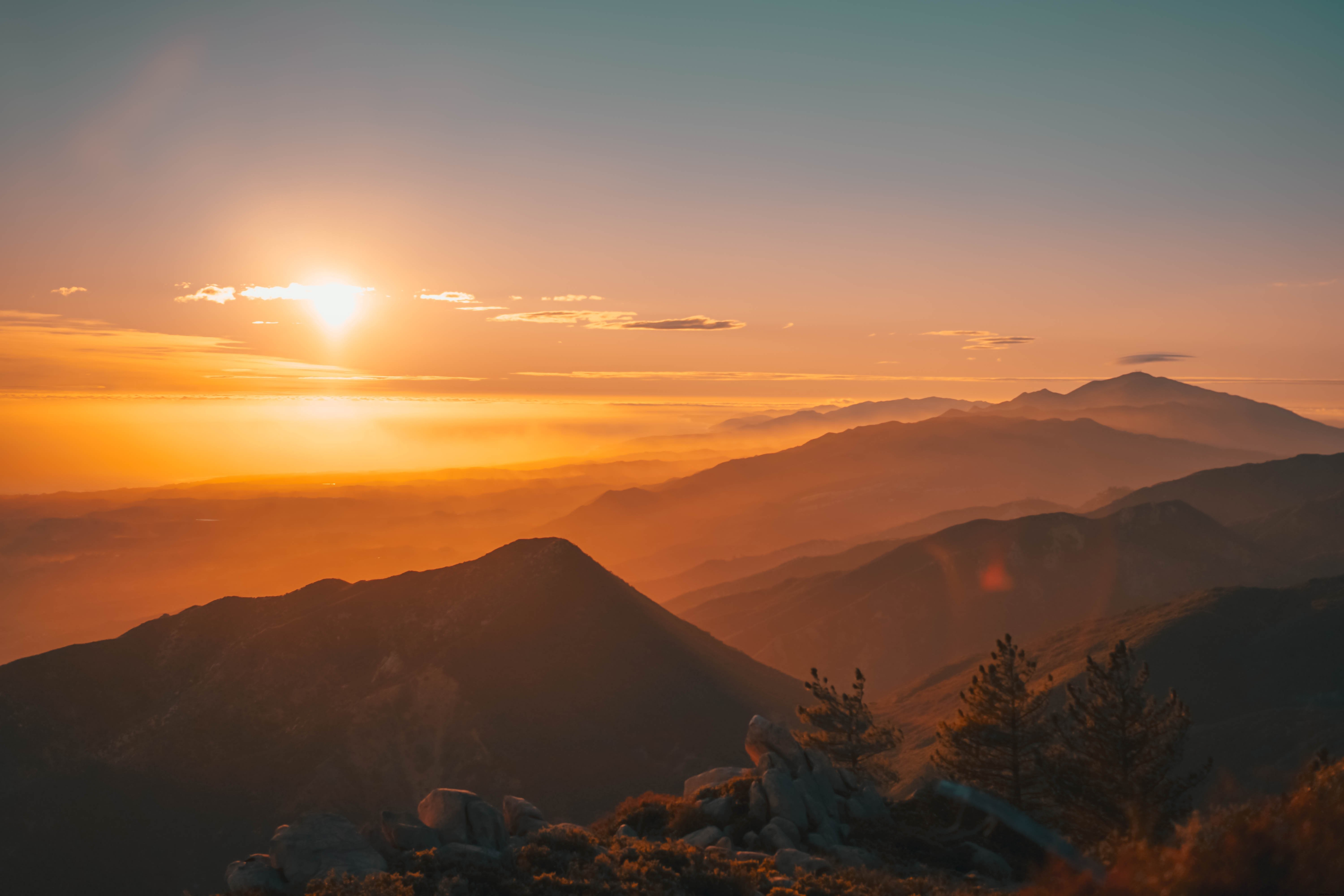 Stunning Sunset Over Foggy Mountains – Breathtaking Landscape Photo