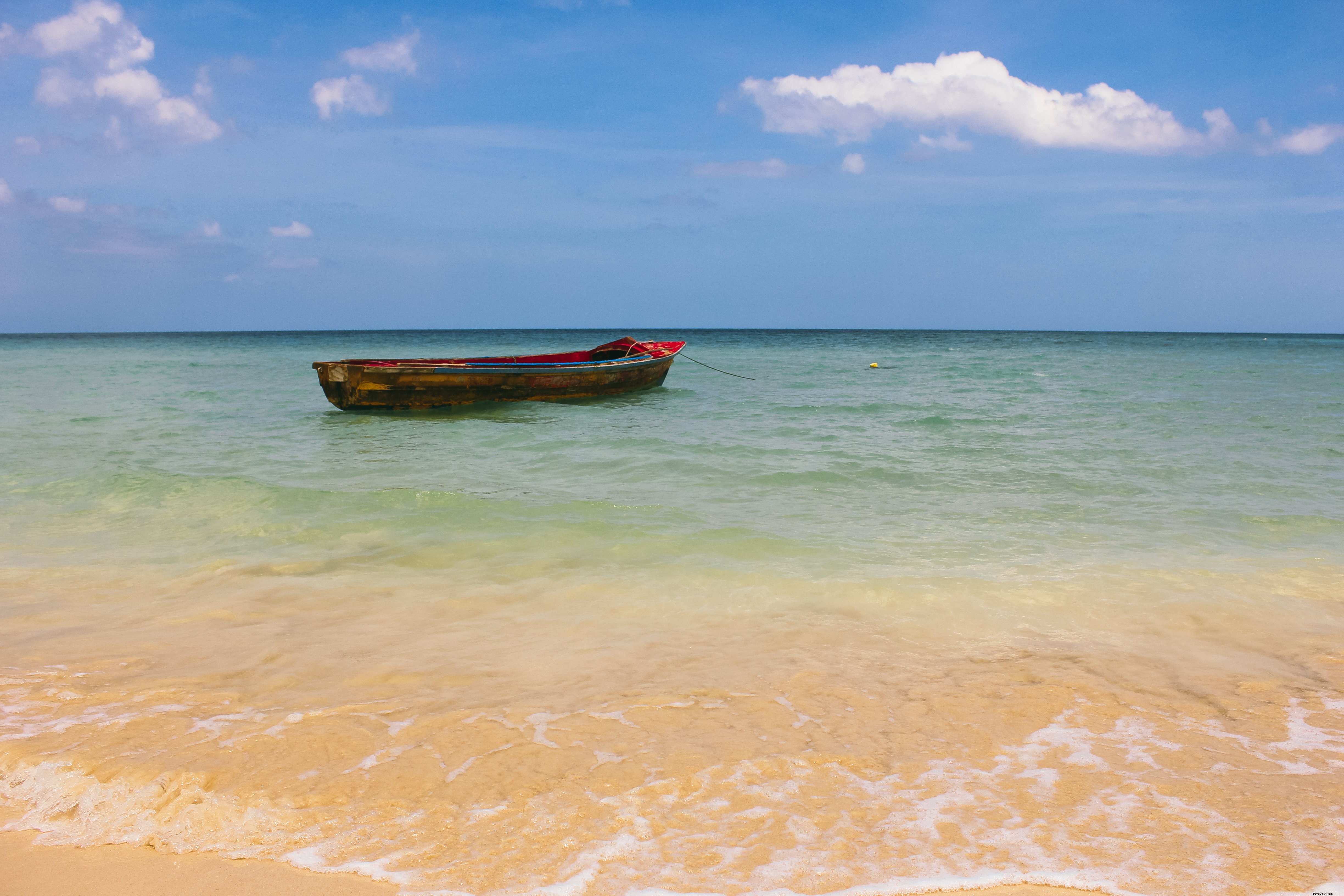 Stunning Boat in Crystal Clear Blue Ocean – Breathtaking Photo