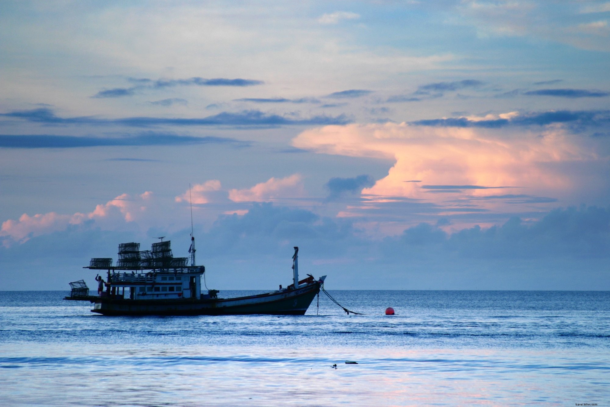Stunning Ship Silhouetted Against Vibrant Sunset Skies – Captivating Photo
