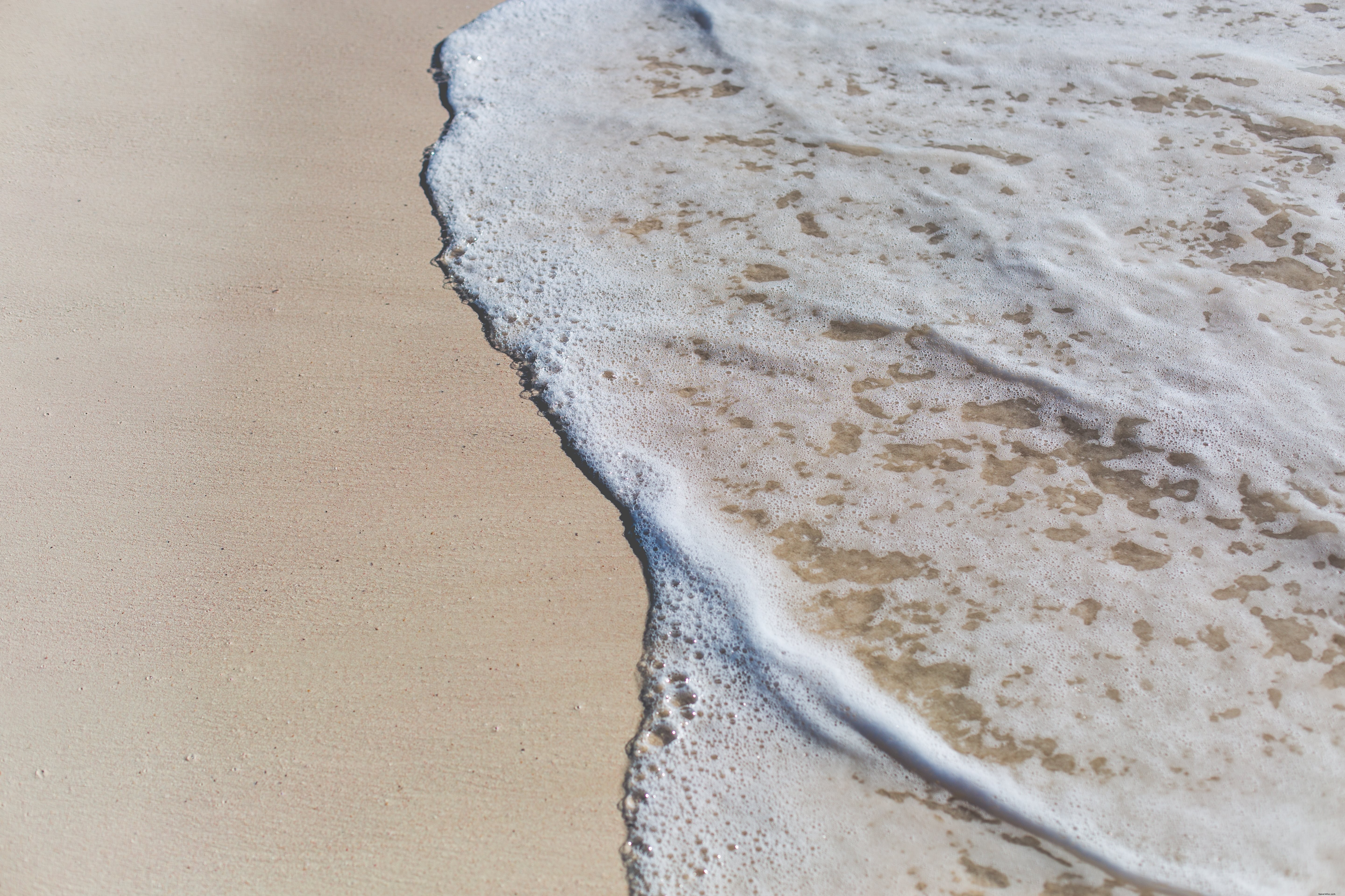 Stunning Ocean Waves Crashing on Golden Sandy Beach – High-Res Photo