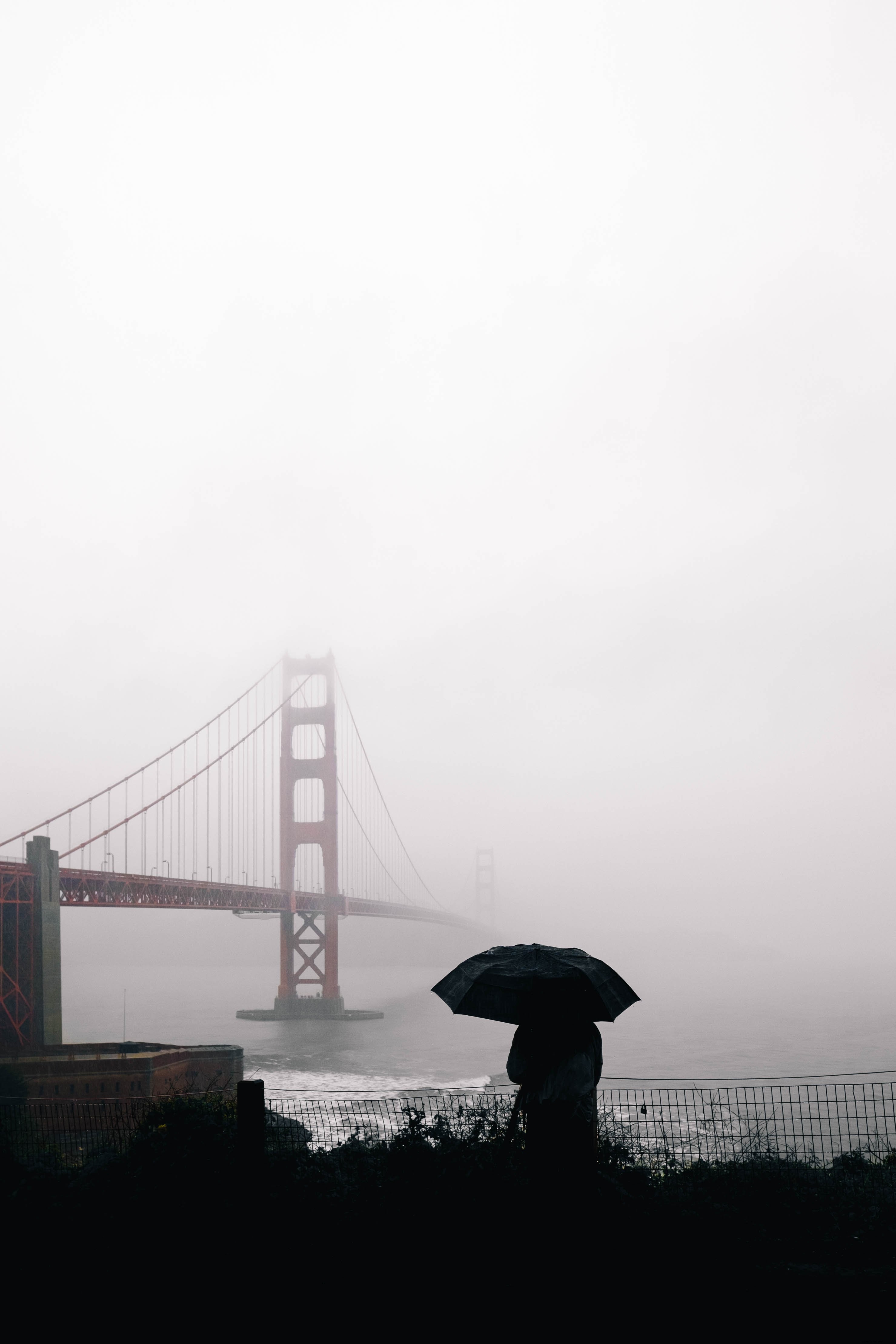 Stunning Golden Gate Bridge Shrouded in Fog – Iconic Photography