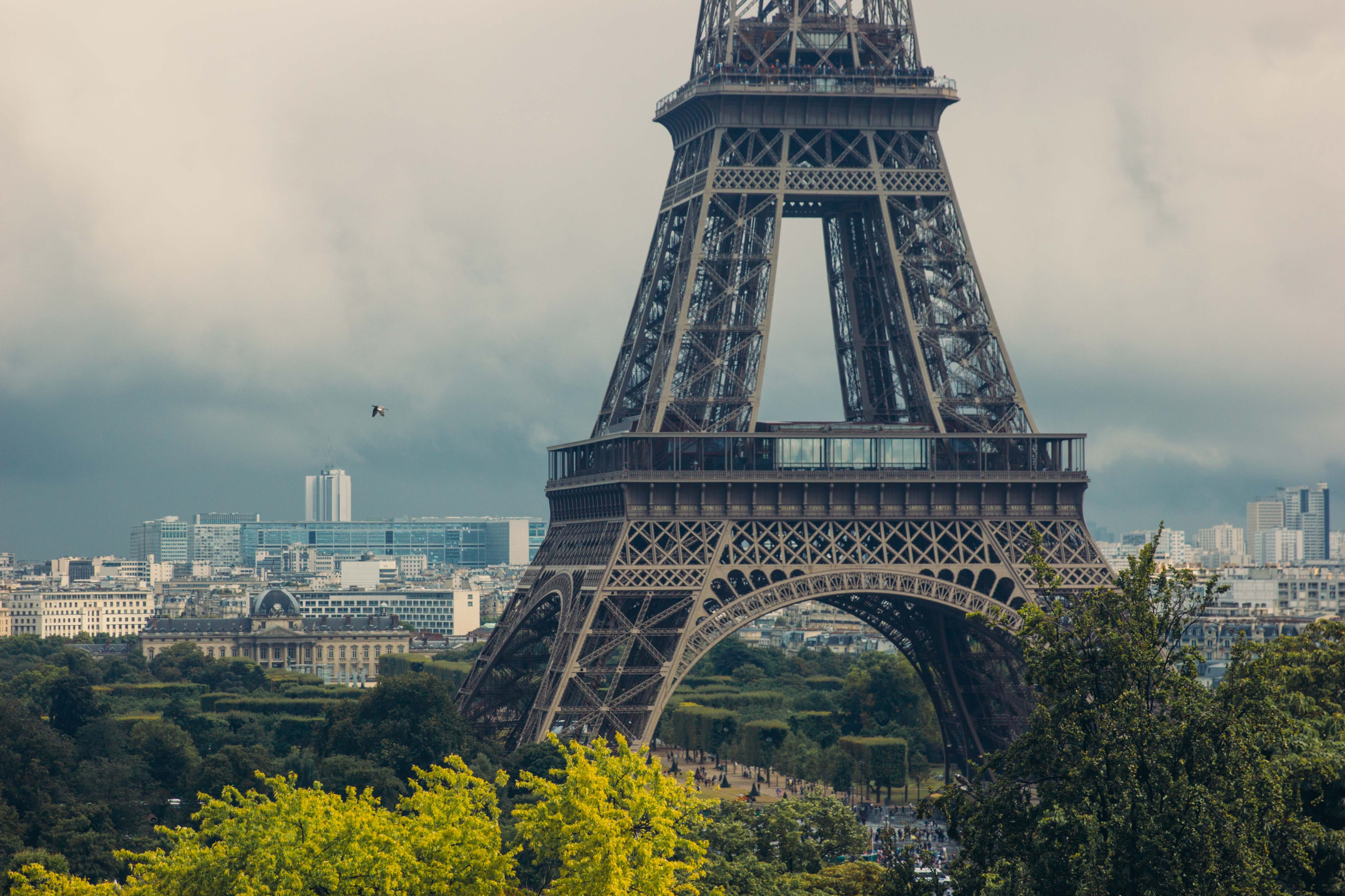 Iconic Eiffel Tower: Stunning Paris Landmark Photo