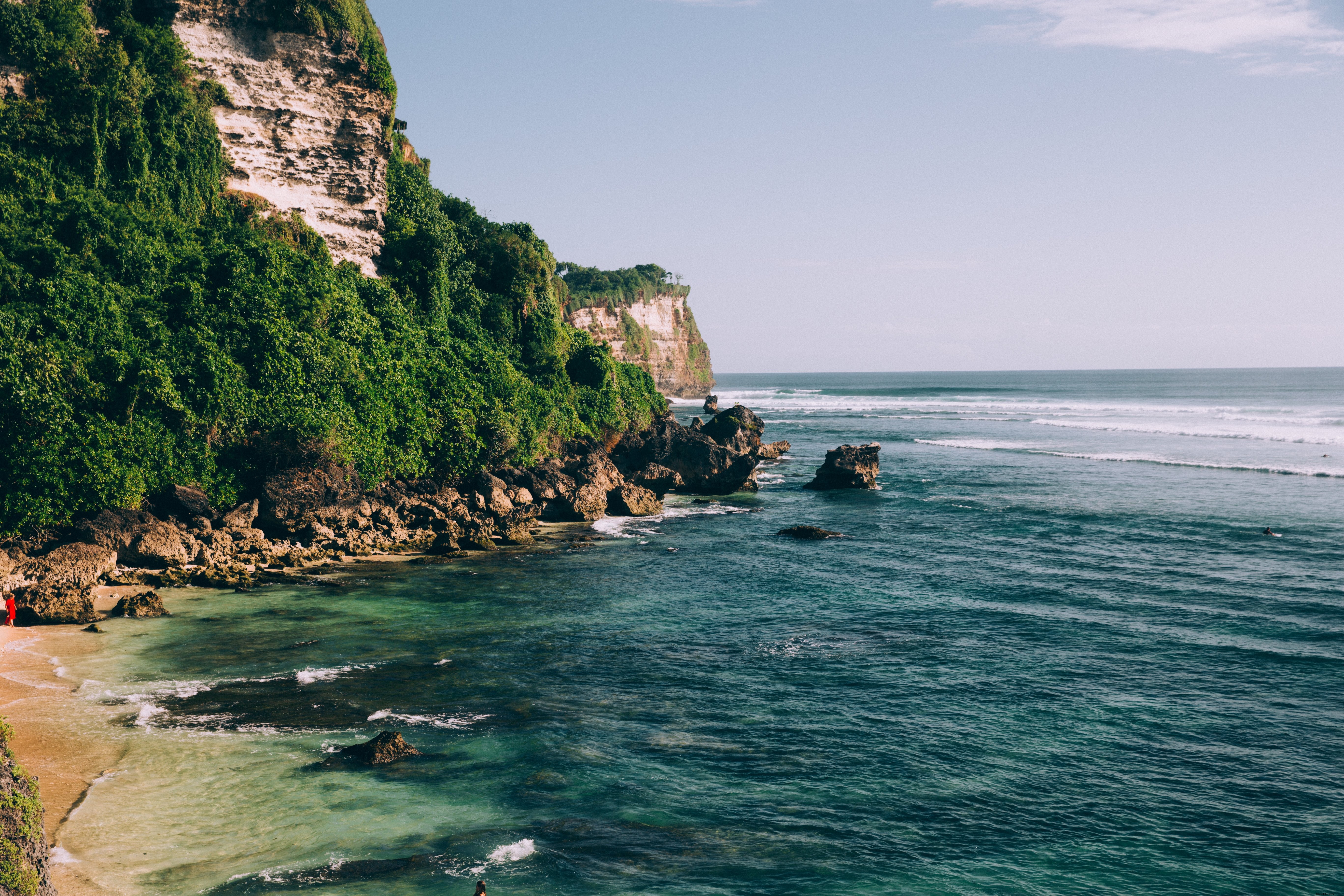 Stunning Turquoise Ocean Waters Meet Lush Jungle-Covered Cliffs – Breathtaking Photo