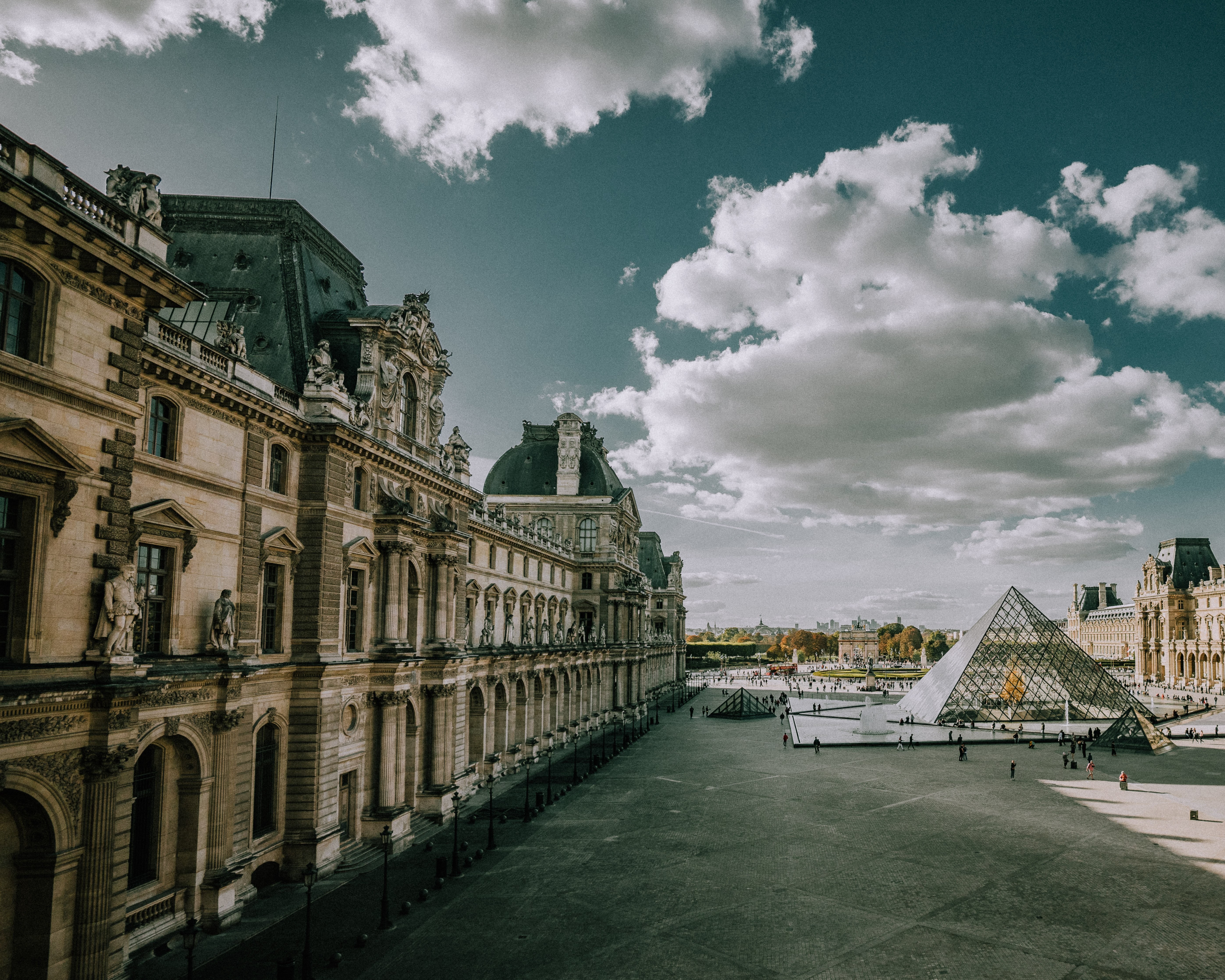 Iconic Louvre Pyramid: Stunning Paris Landmark Photo