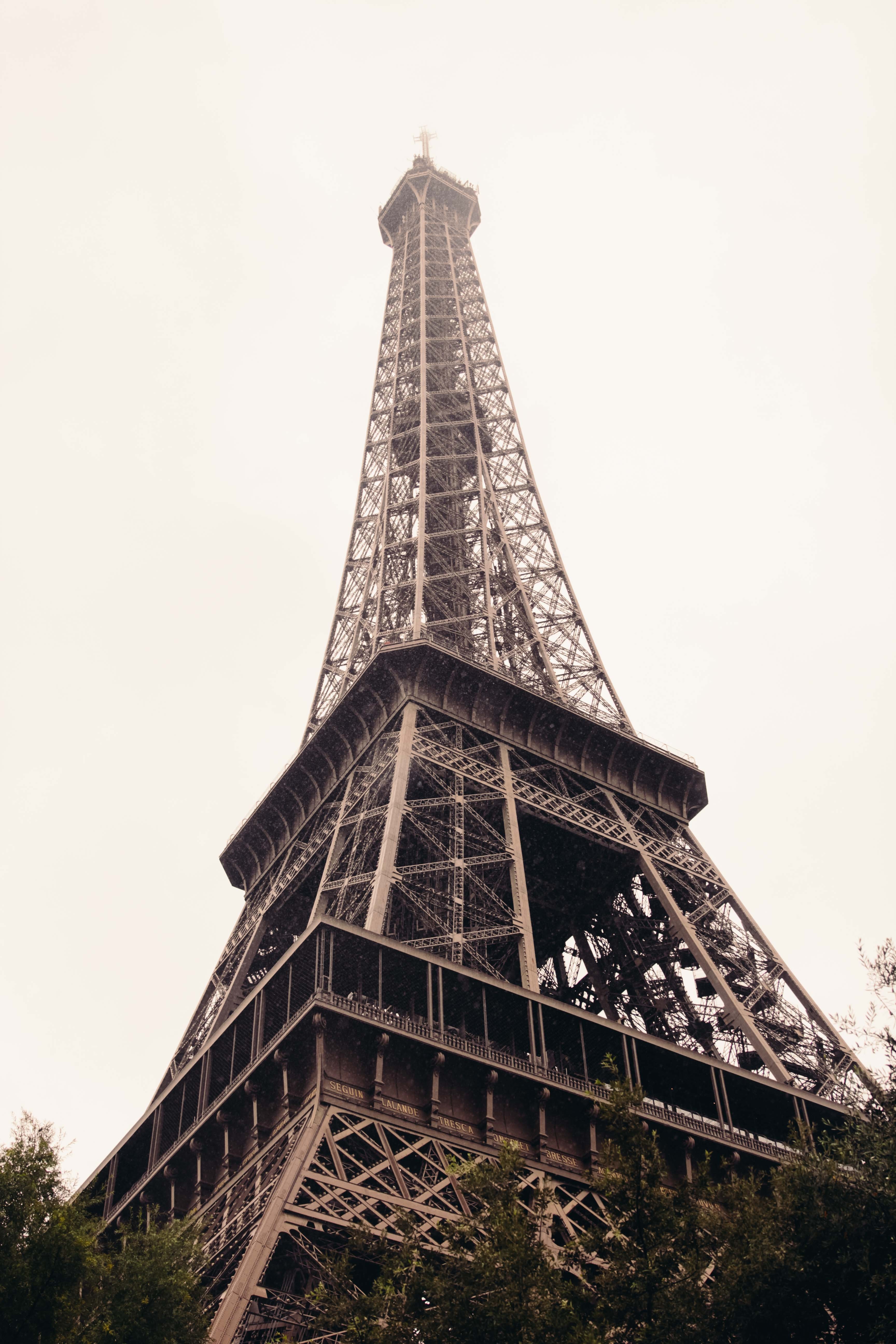 Stunning Eiffel Tower Photo: Iconic Paris Landmark
