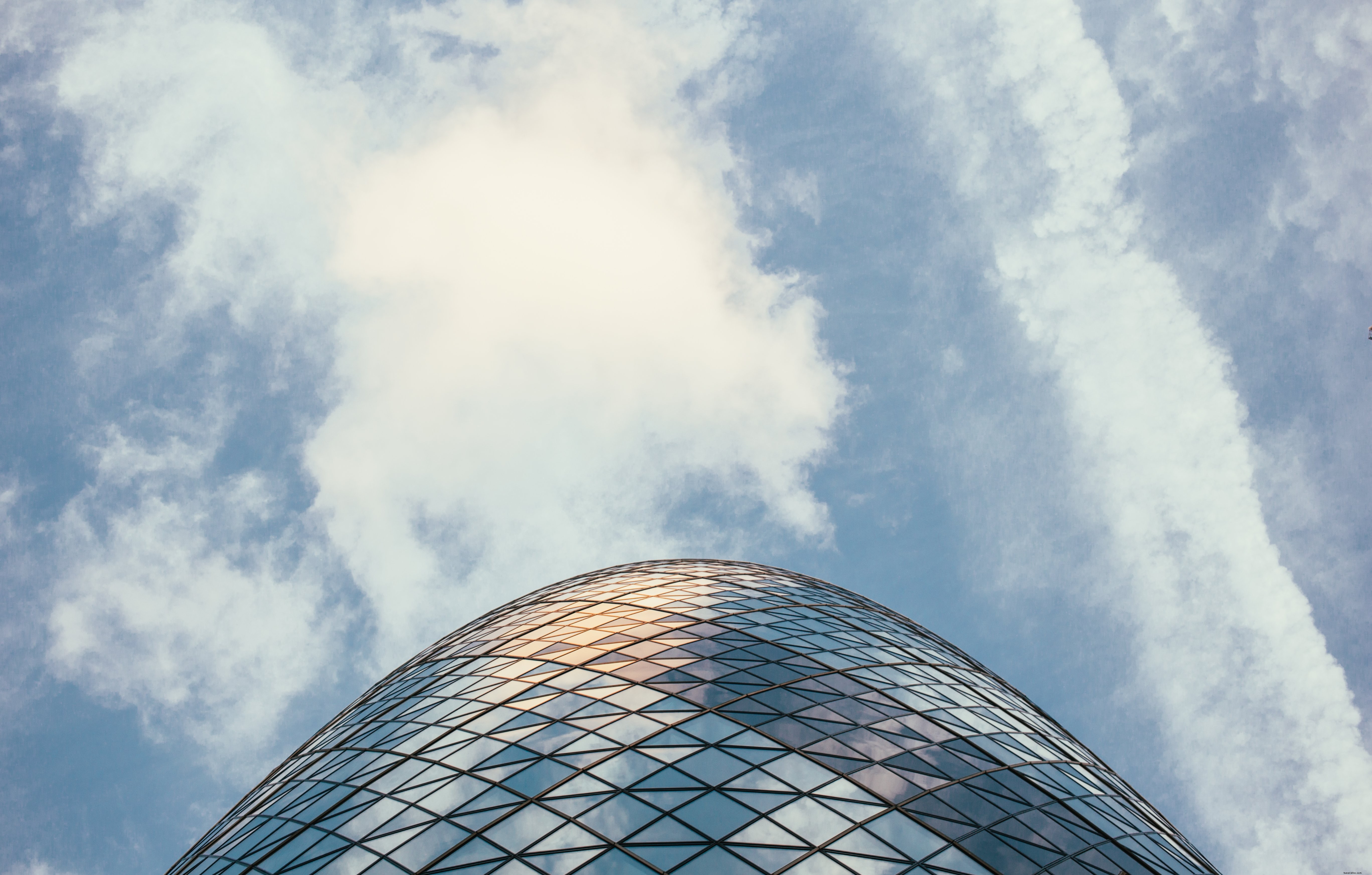 Stunning Photo of 30 St Mary Axe Piercing the Sky