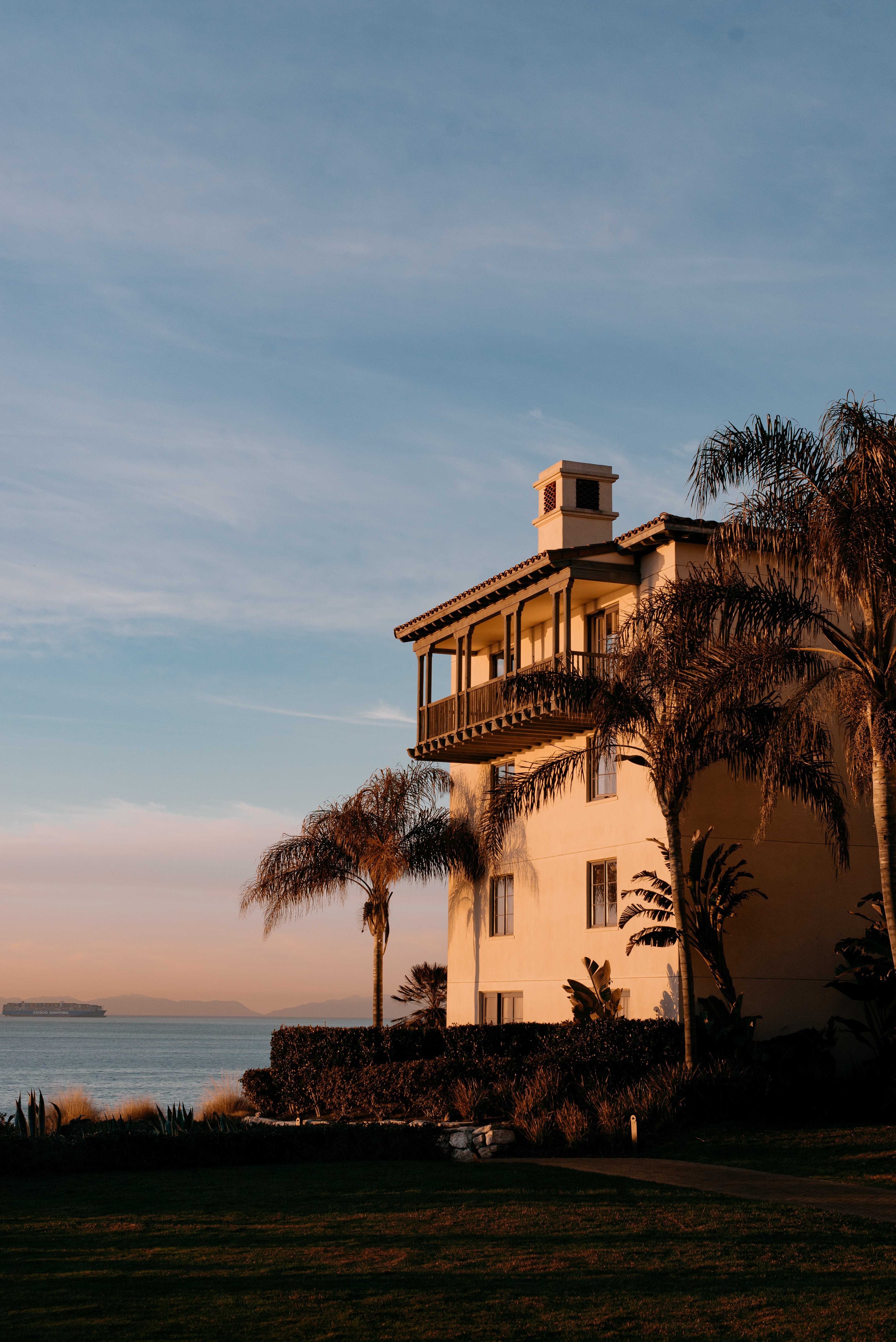 Stunning California Luxury Home: Sunbathing Deck Over the Ocean