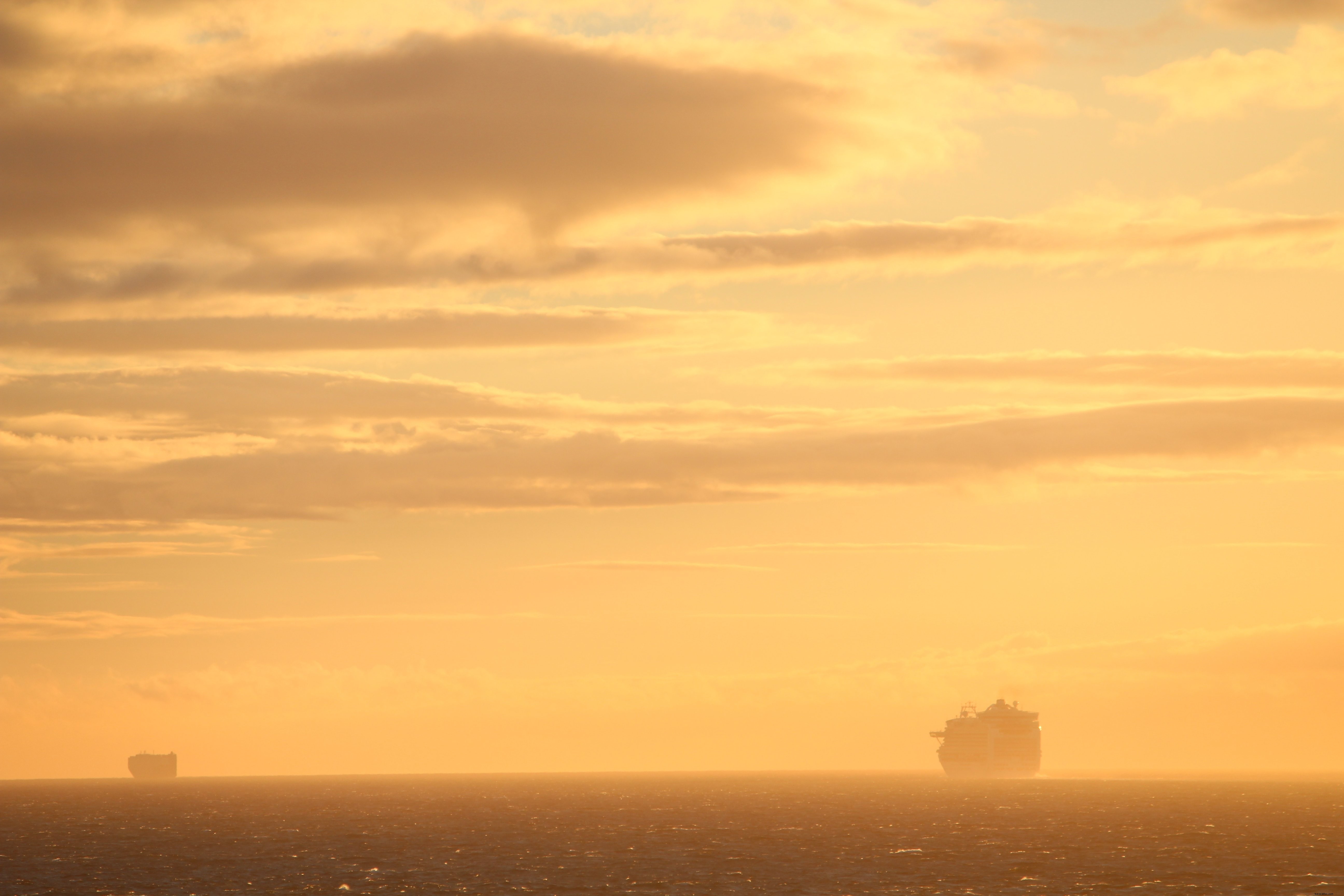 Stunning Cruise Ship Silhouette at Sunset – Breathtaking Photo