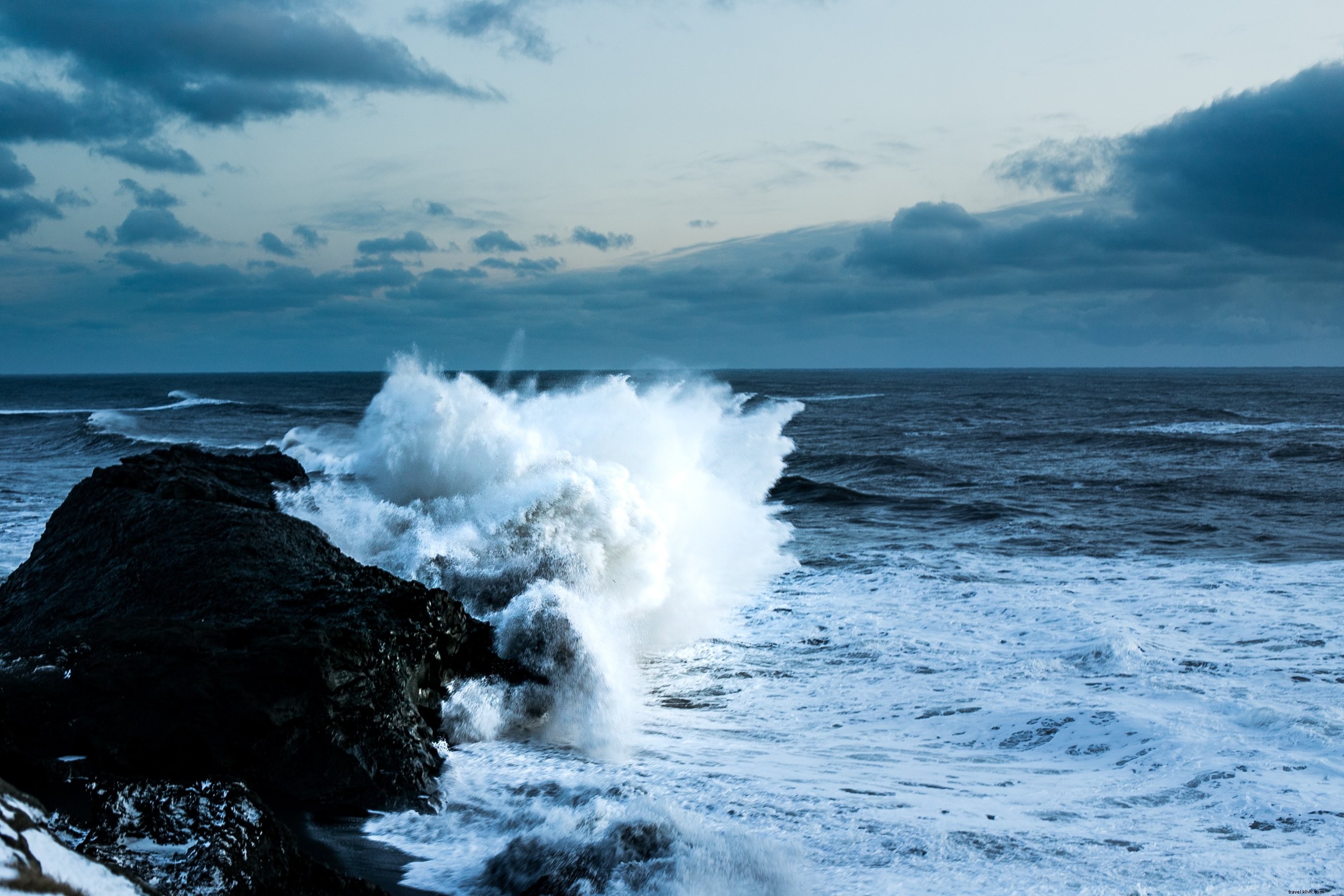 Dramatic Waves Crashing on Iceland s Rugged Rocky Shore – Stunning Photo