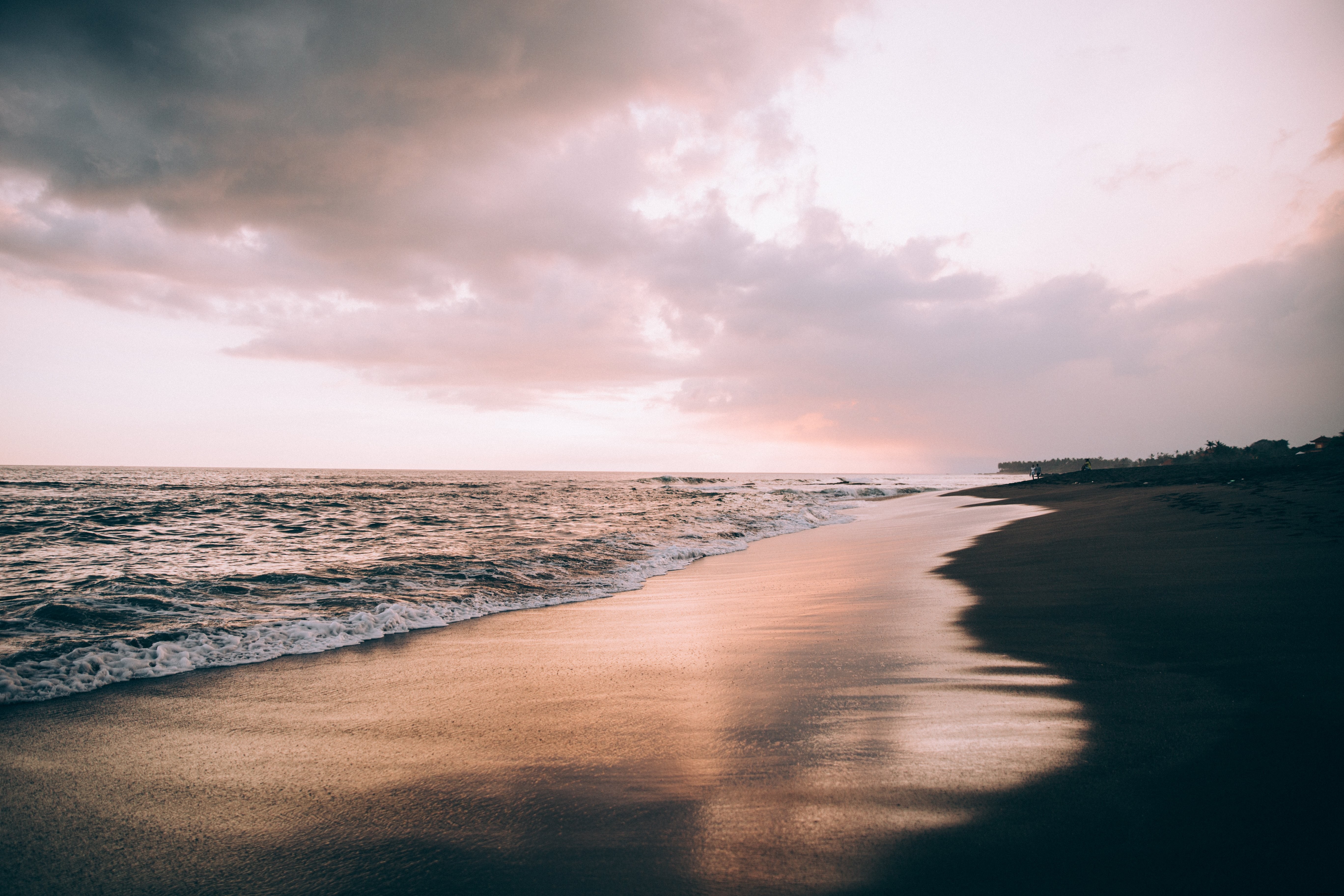 Stunning Pink Sky Clouds Over Wave-Soaked Beach – Captivating Photography