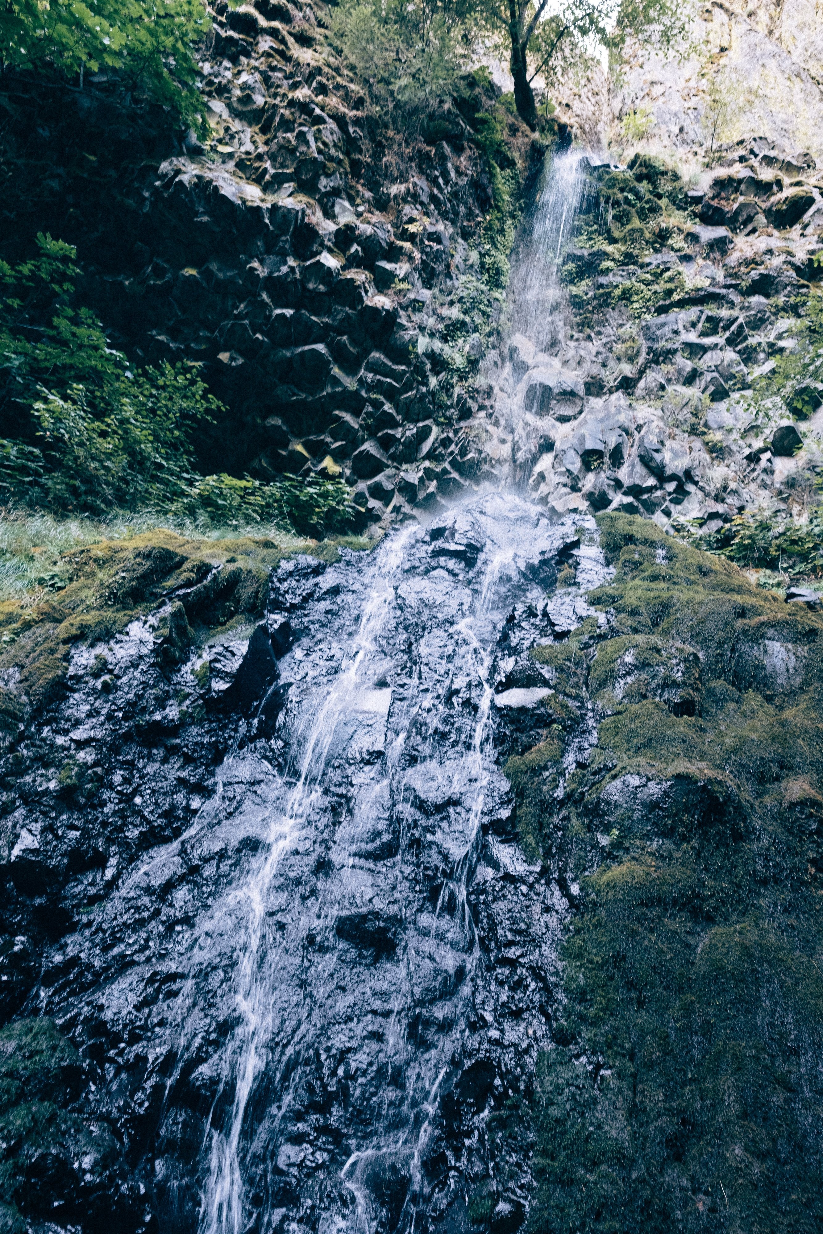 Stunning Waterfall Cascading Over Rugged Rocky Cliff Edge – Breathtaking Photo