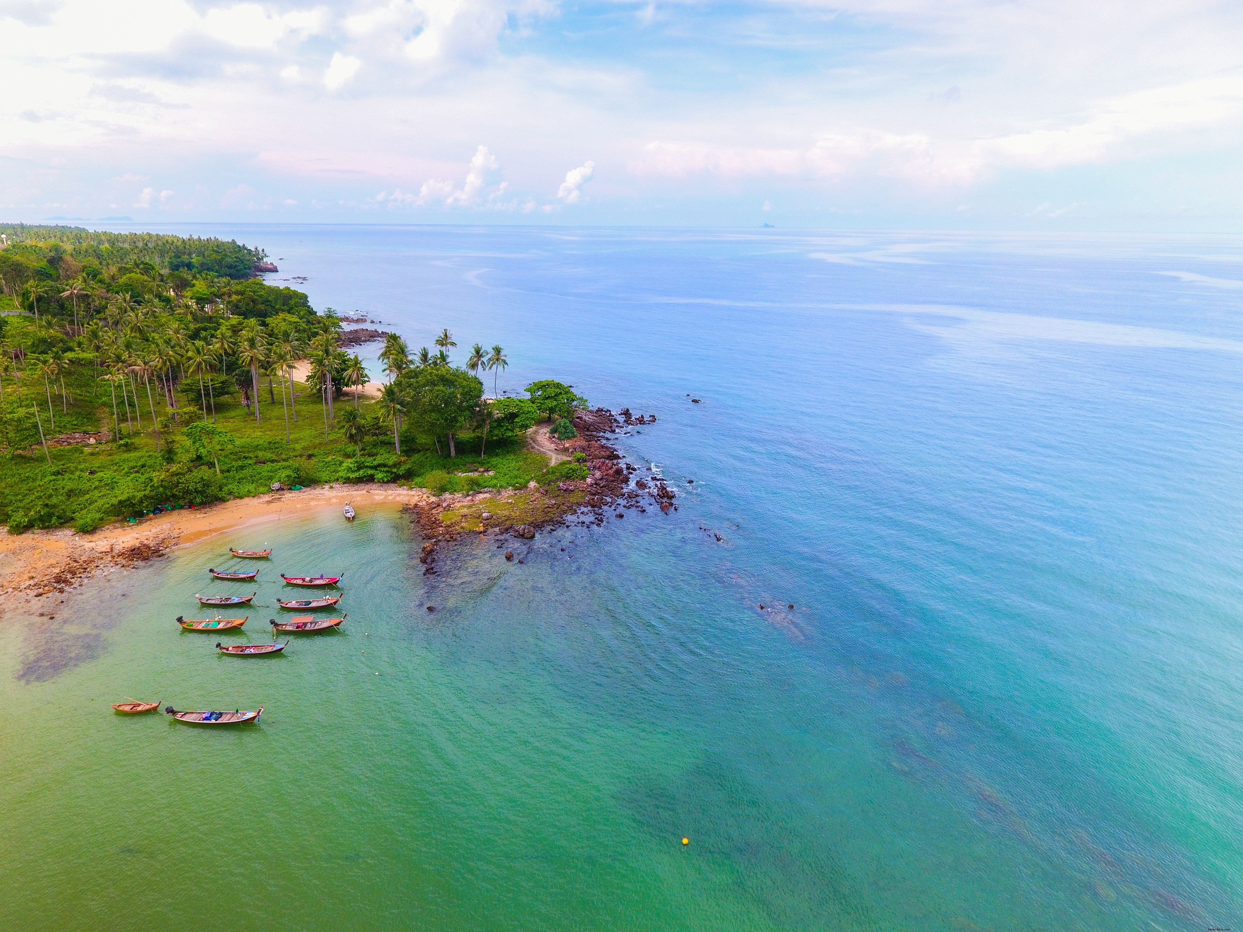 Serene Beach Scene: Canoes Resting by the Shore – Stunning Photo