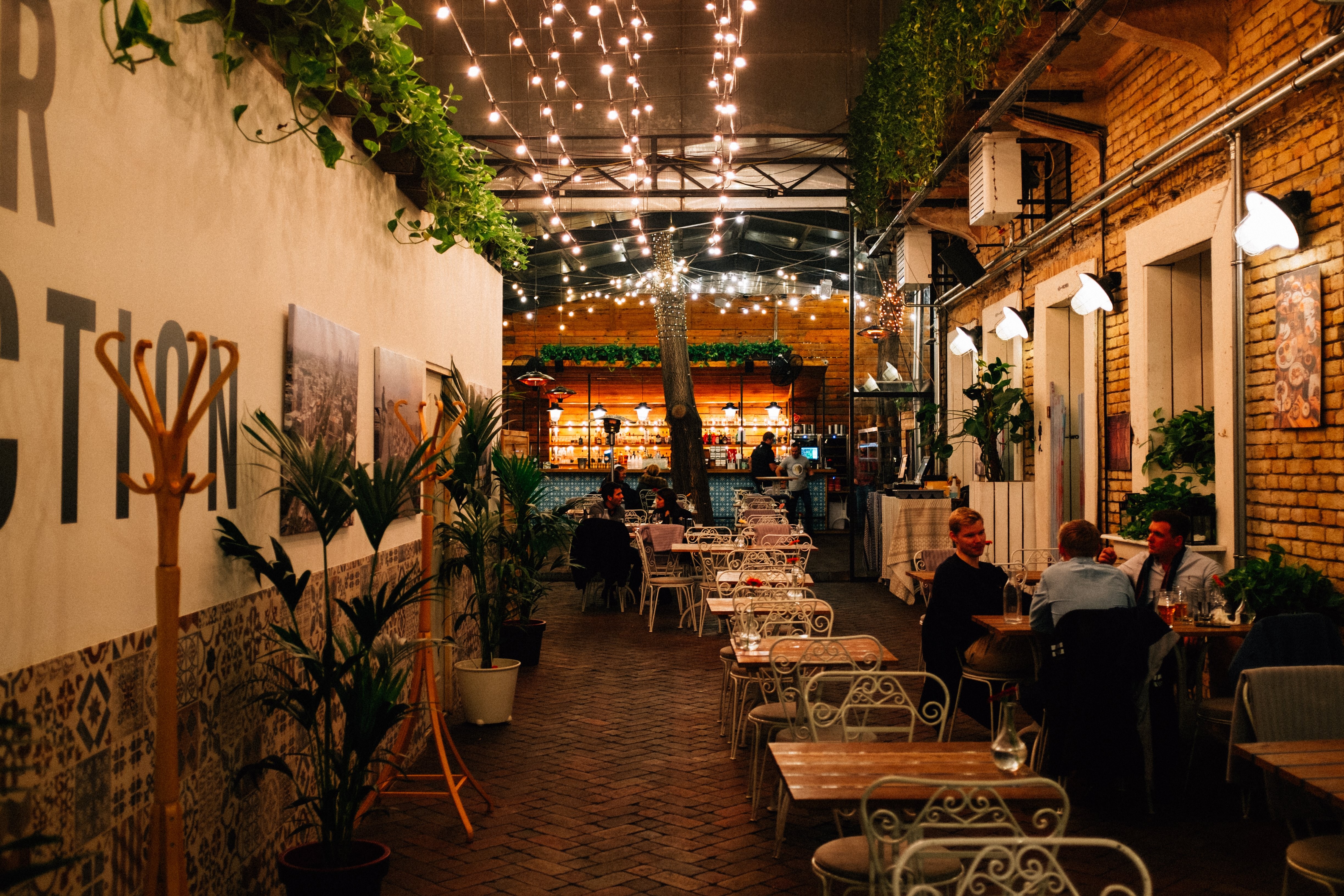 Enchanting Picturesque Restaurant Bathed in Fairy Lights – Stunning Photo