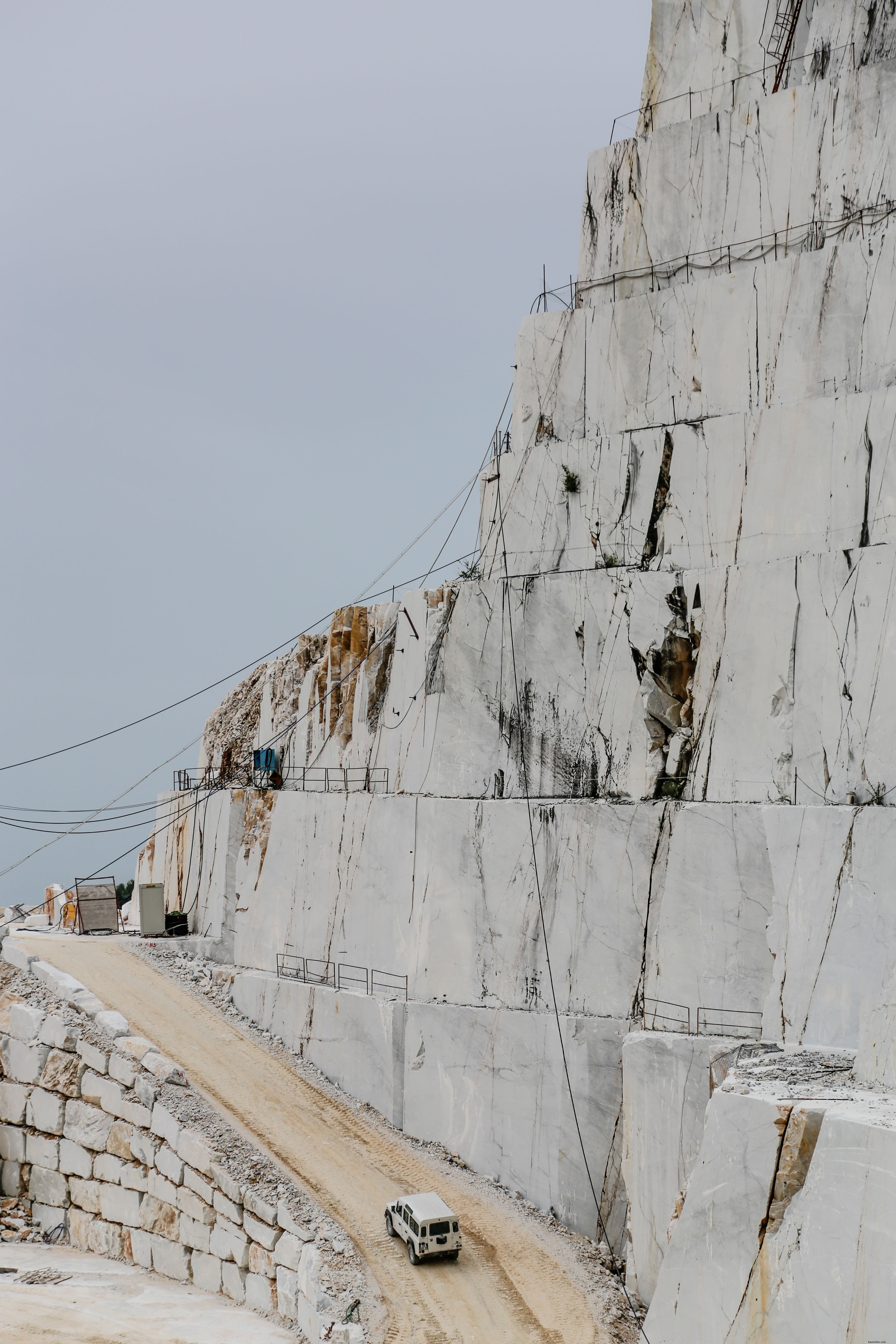 Stunning Photo: White Rocks at the Edge of a Dramatic Quarry