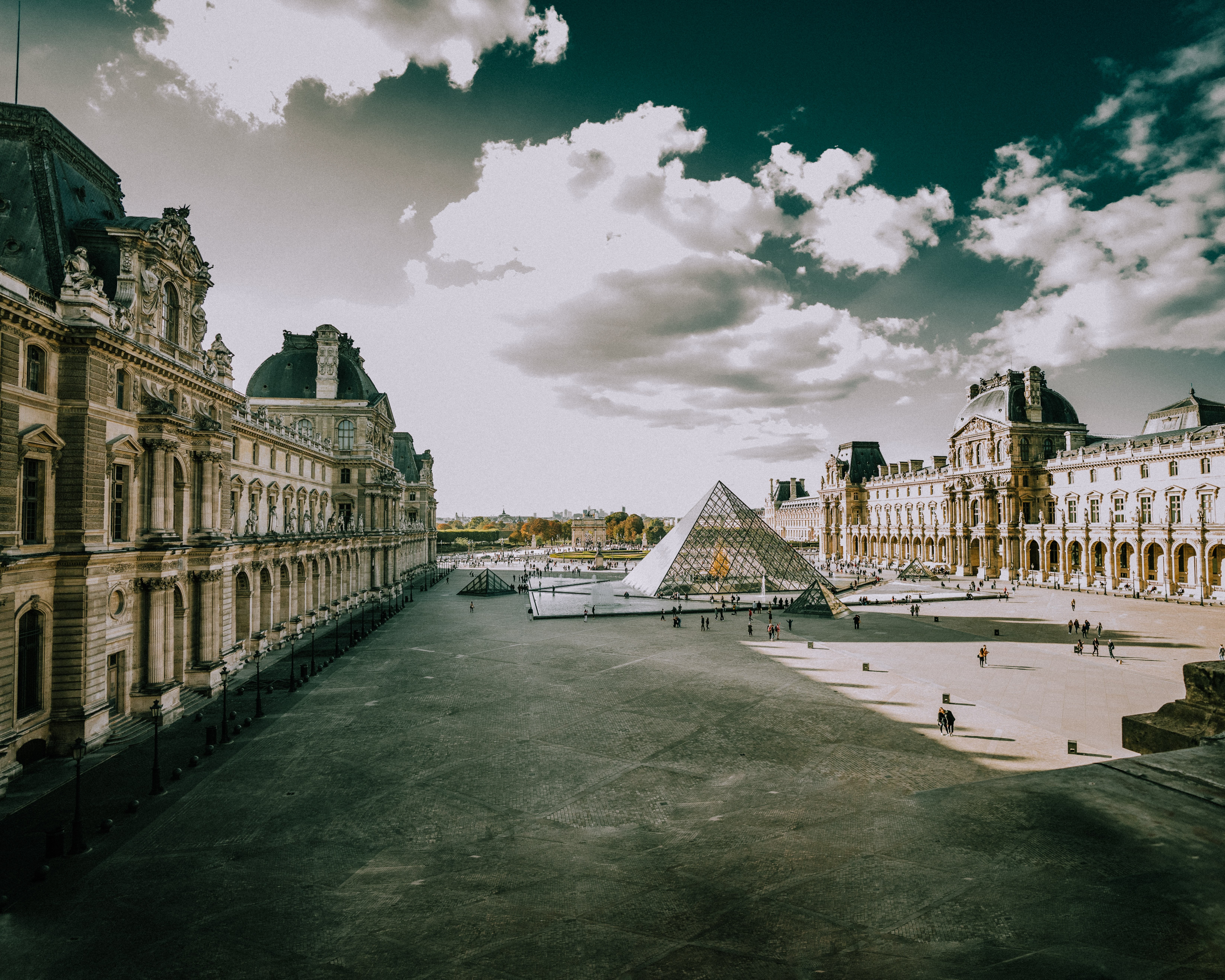 Iconic Louvre Pyramid: Stunning Architectural Photo in Paris