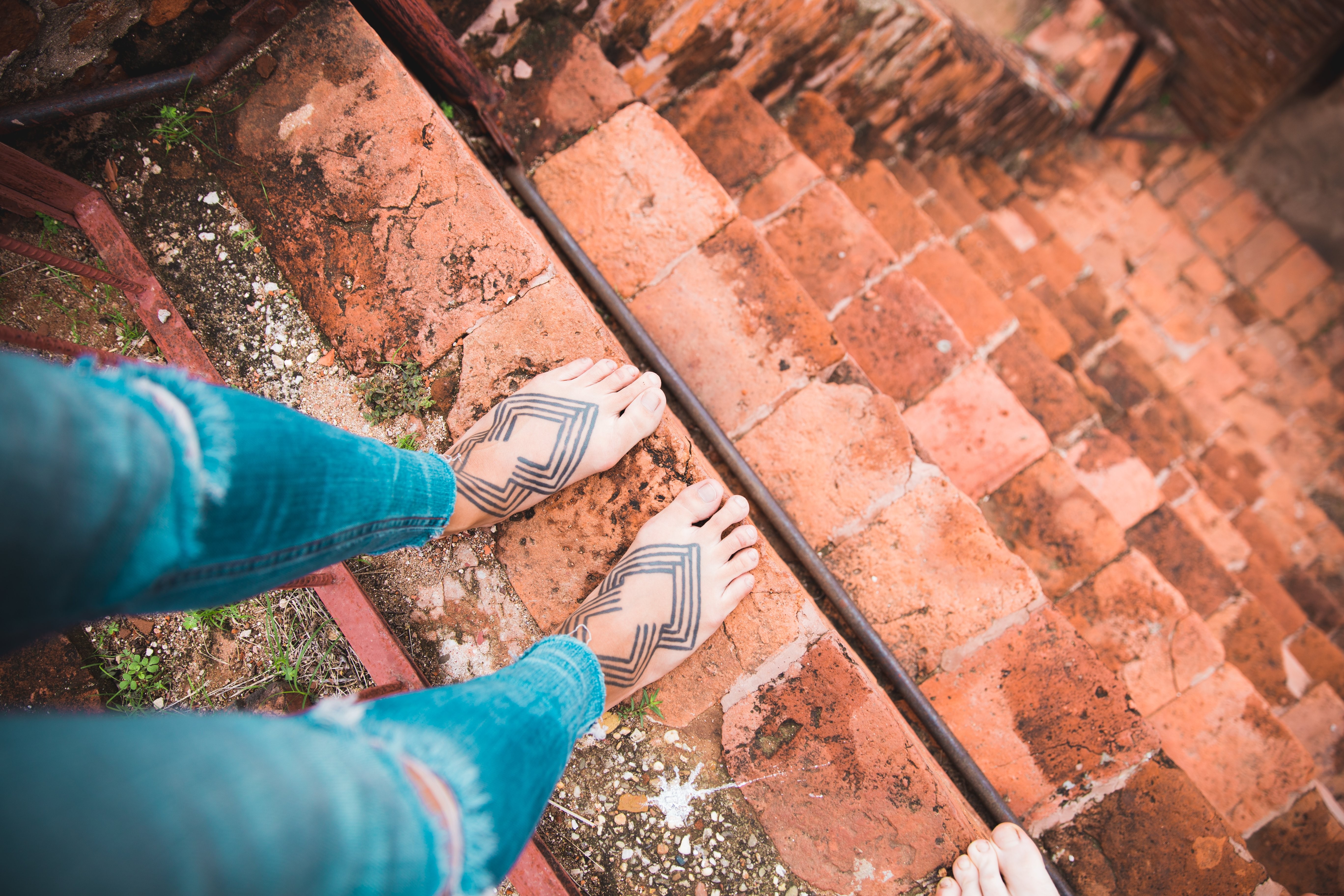 Mesmerizing Photo: Tattooed Feet on Steep Stairs