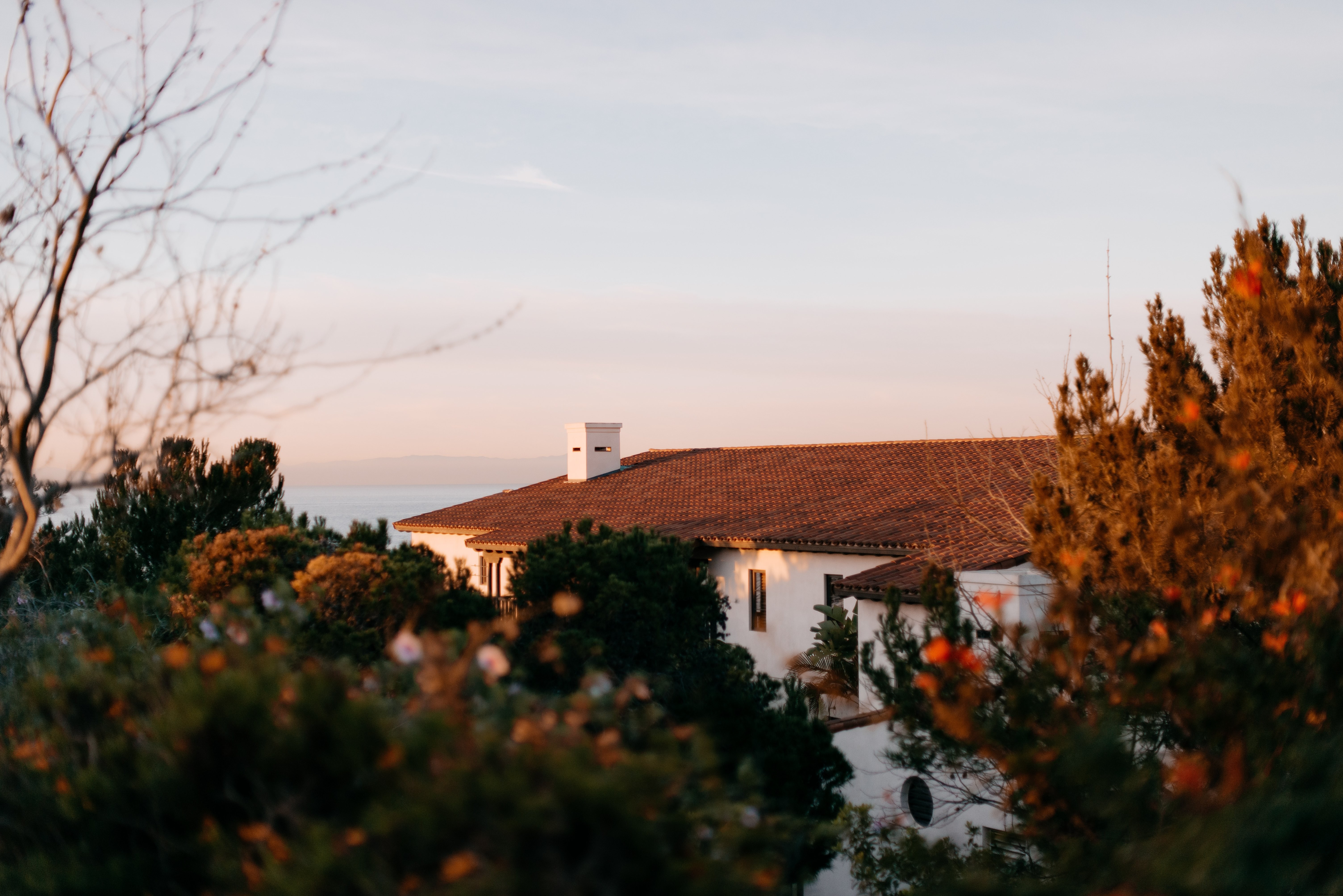 Stunning Sunlight Cascading Over California House Rooftop – Captivating Photo