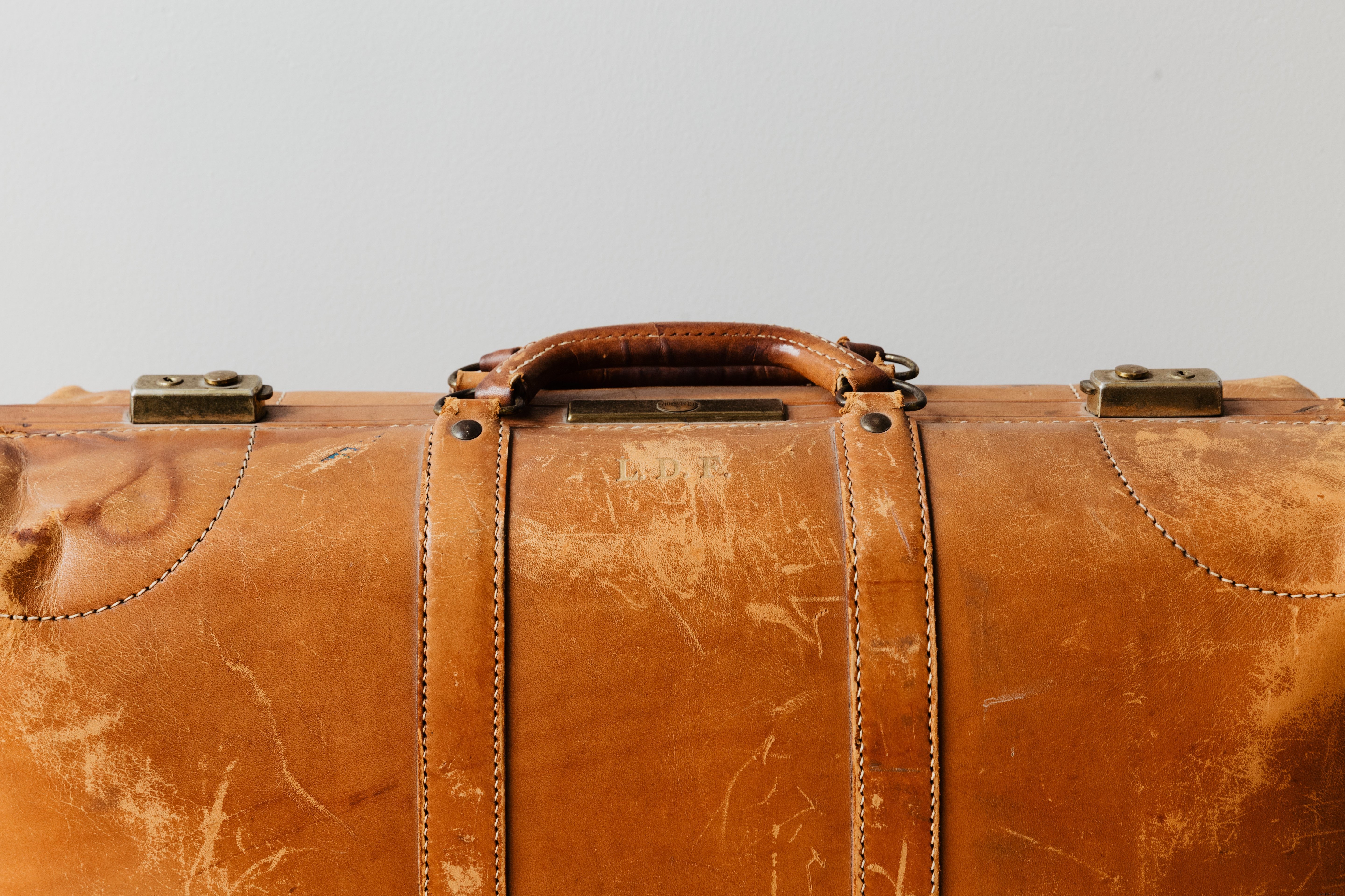 Timeless Vintage Leather Suitcase: Stunning High-Resolution Photo