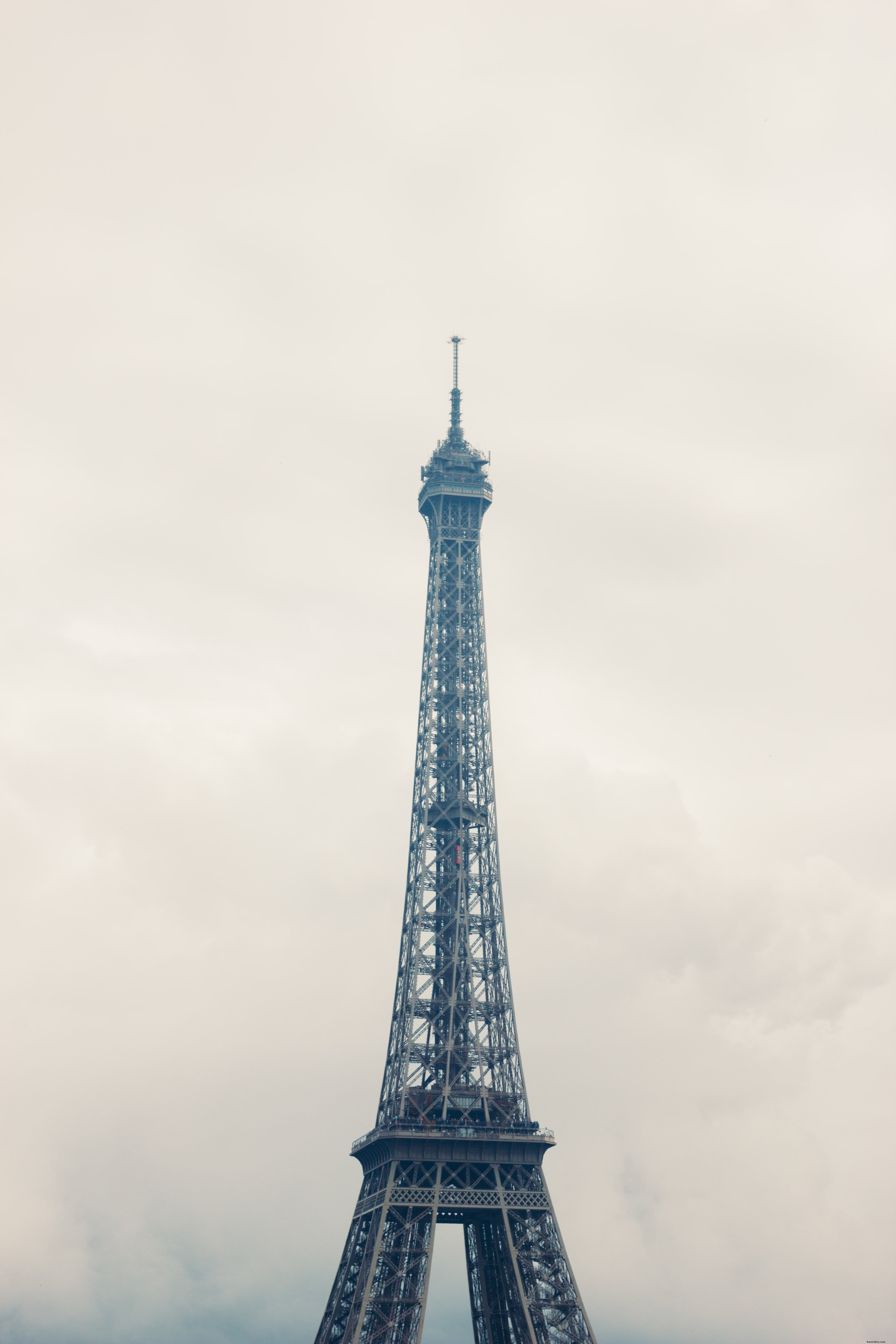 Iconic Eiffel Tower in Paris: Stunning High-Resolution Photo