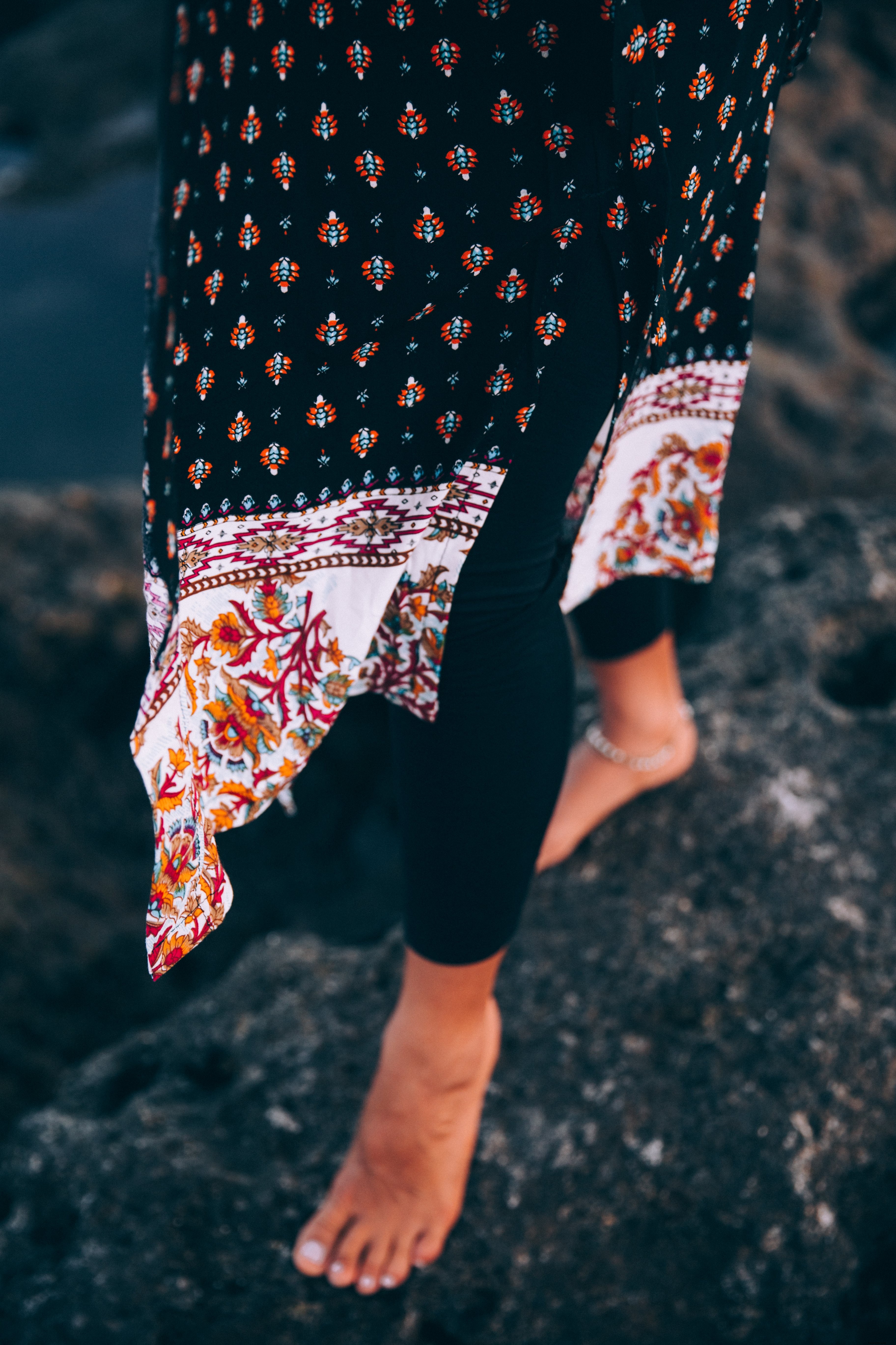 Elegant Shawl Draped Over Woman s Feet in Sleek Black Leggings – Stunning Photo