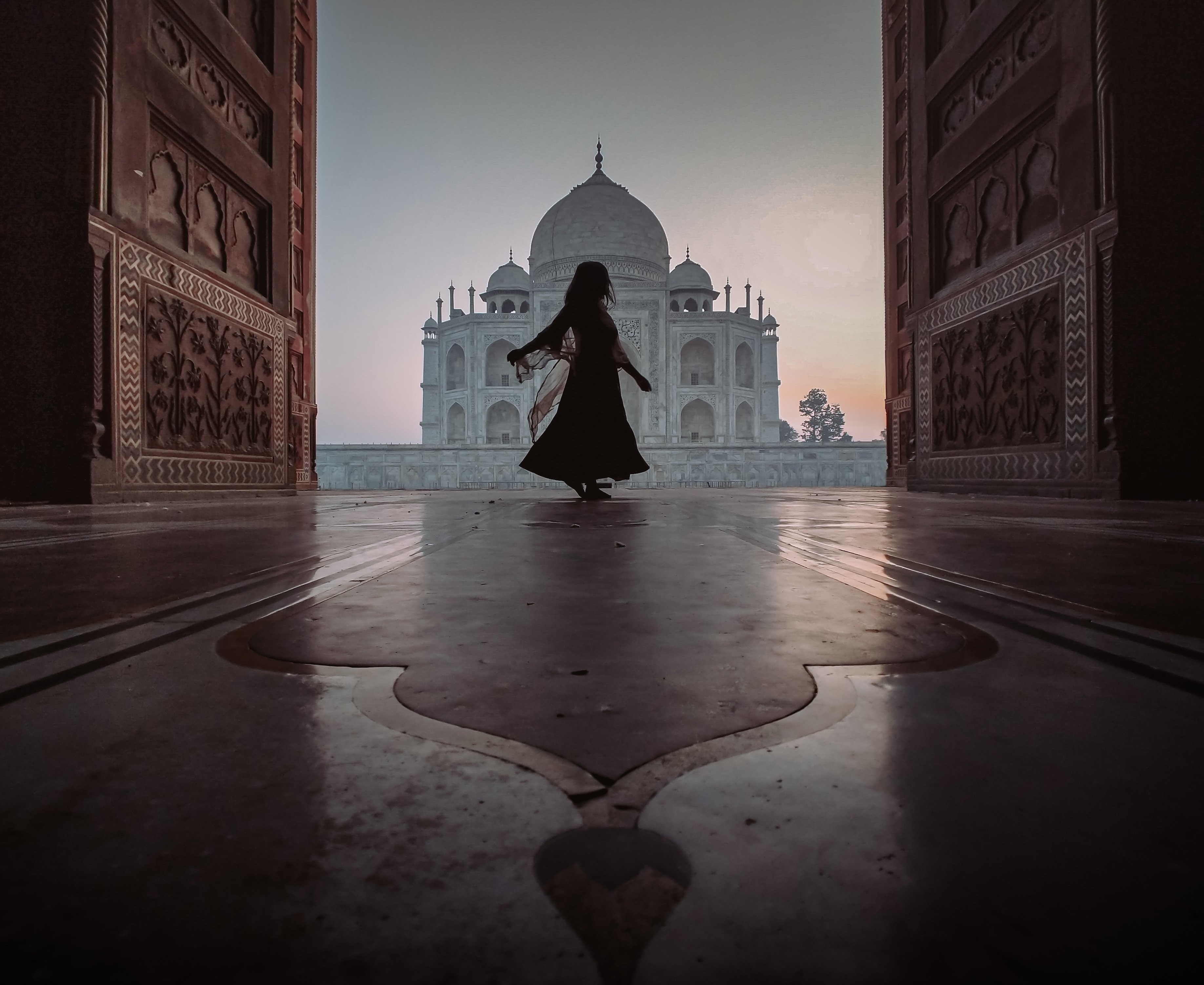Graceful Dancer in Historic Doorway Framing the Iconic Taj Mahal – Stunning Photo