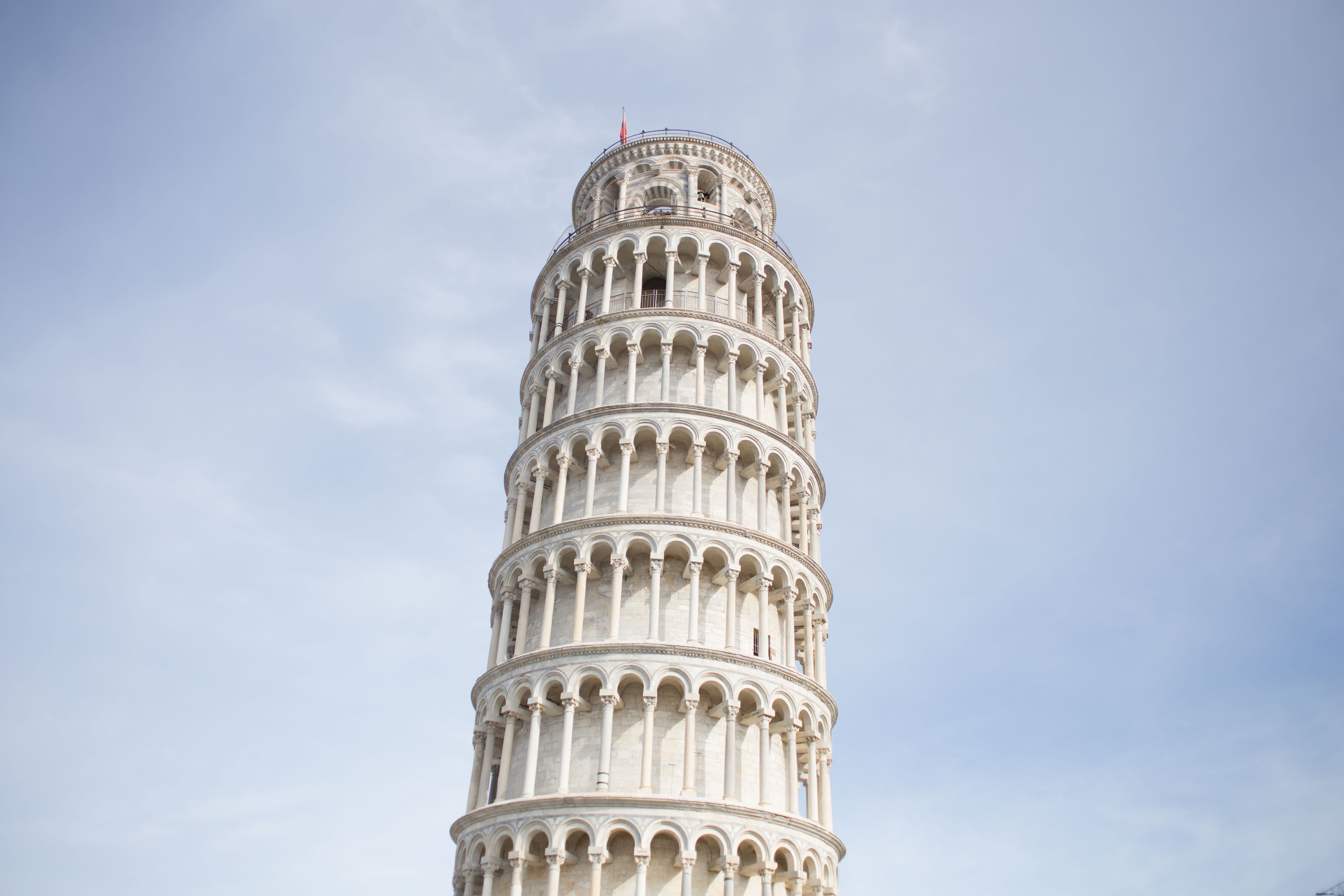 Stunning Photo of the Iconic Leaning Tower of Pisa