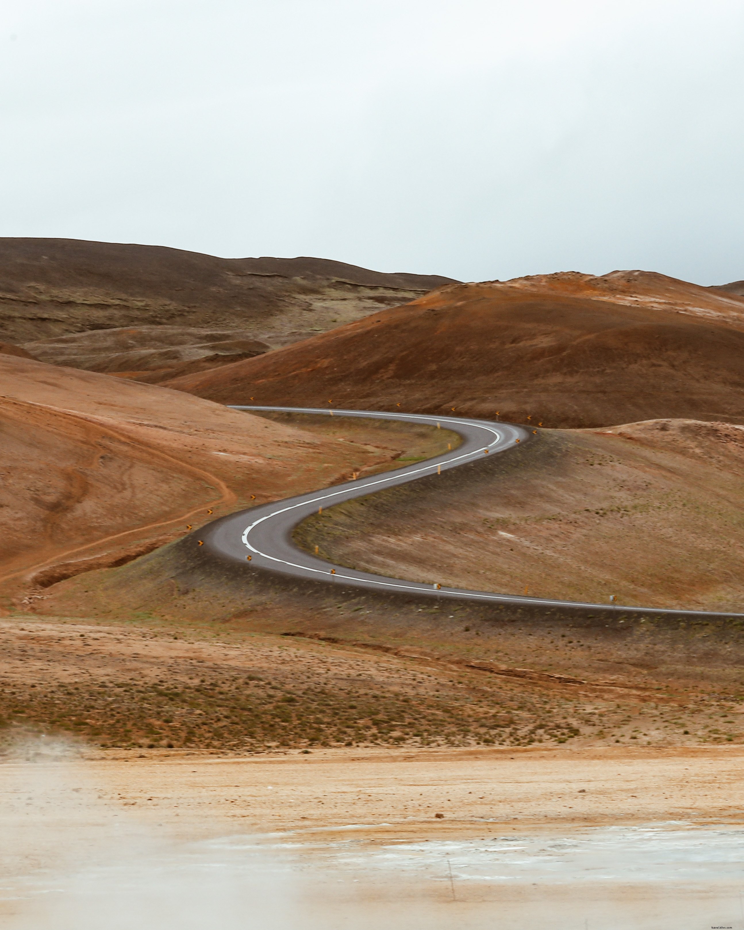 Breathtaking Winding Road Through Vast Sandy Desert – Stunning Landscape Photo