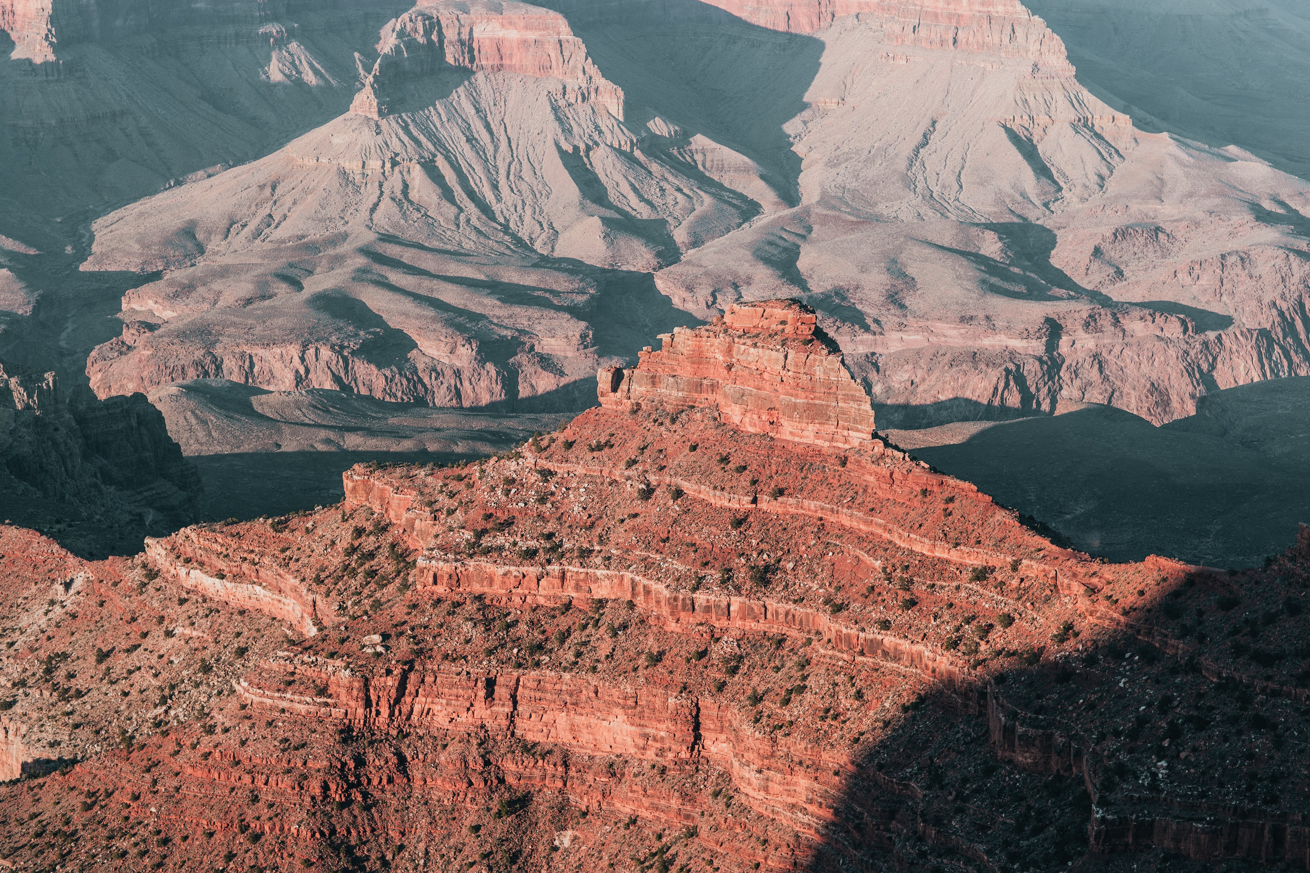 Stunning Crumbling Red Peaks of the Grand Canyon: Breathtaking Photo