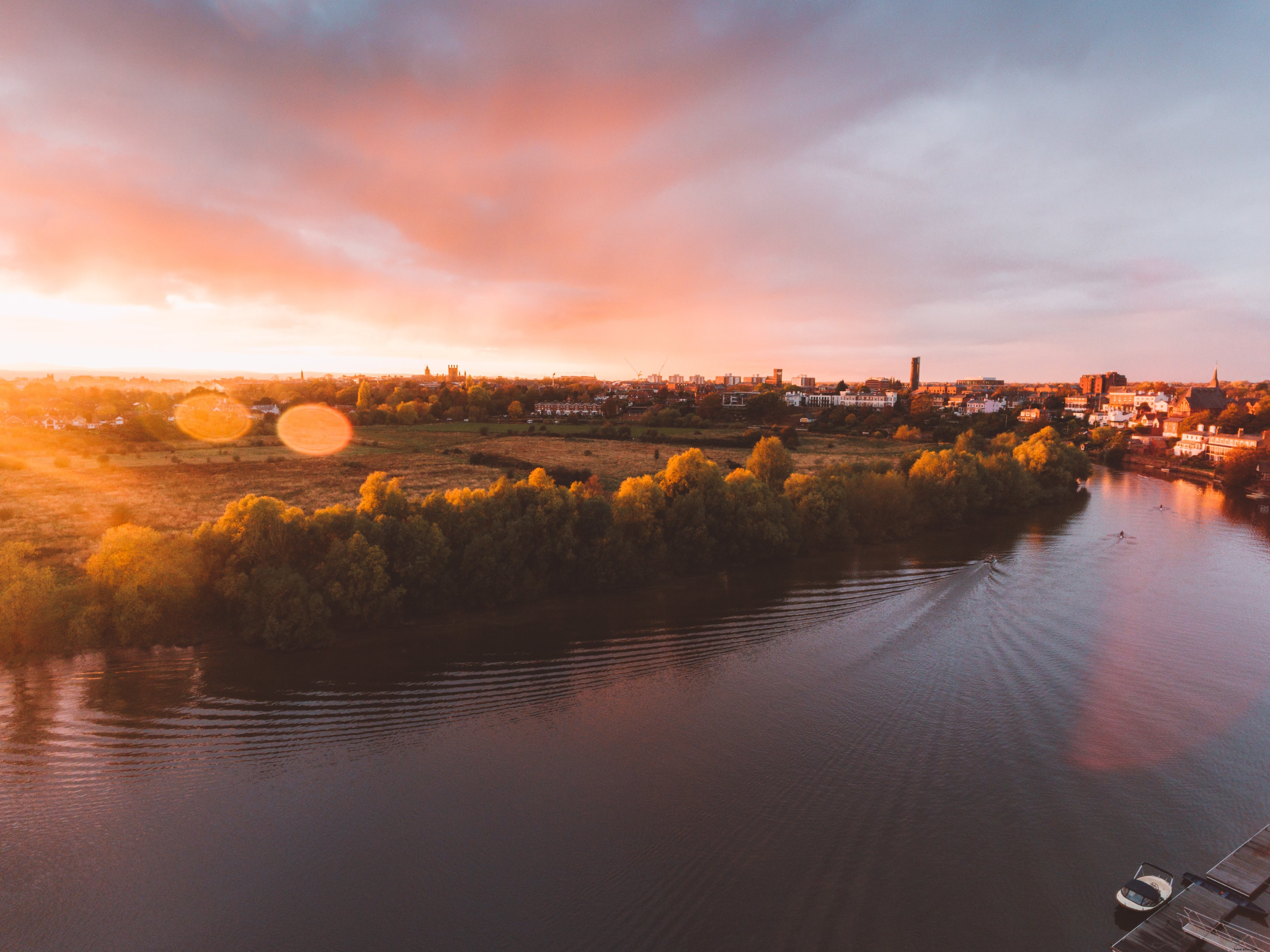 Stunning Sunset Over a Serene River – Captivating Landscape Photography