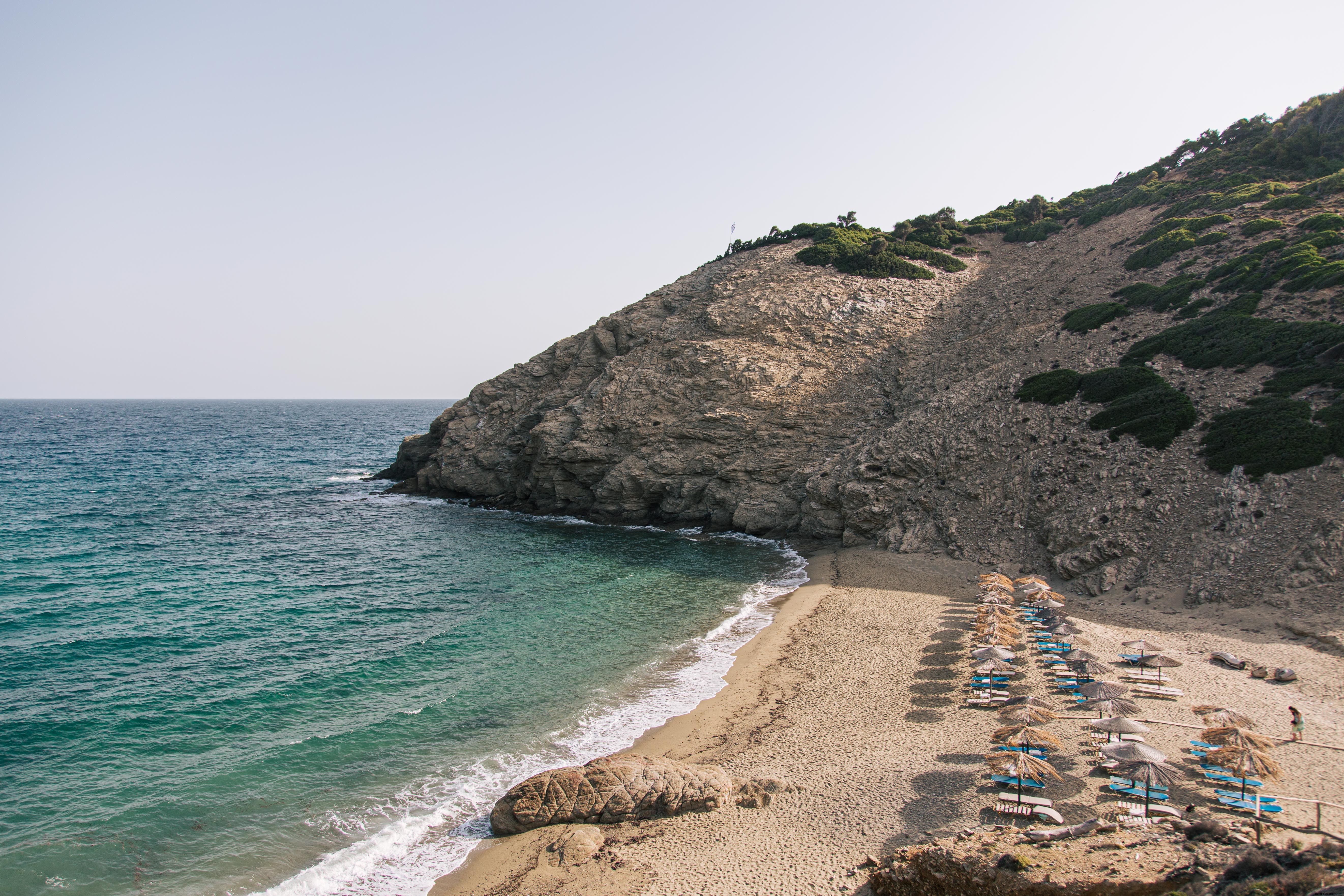 Stunning Straw Parasols on a Pristine Sandy Beach – Captivating Photo