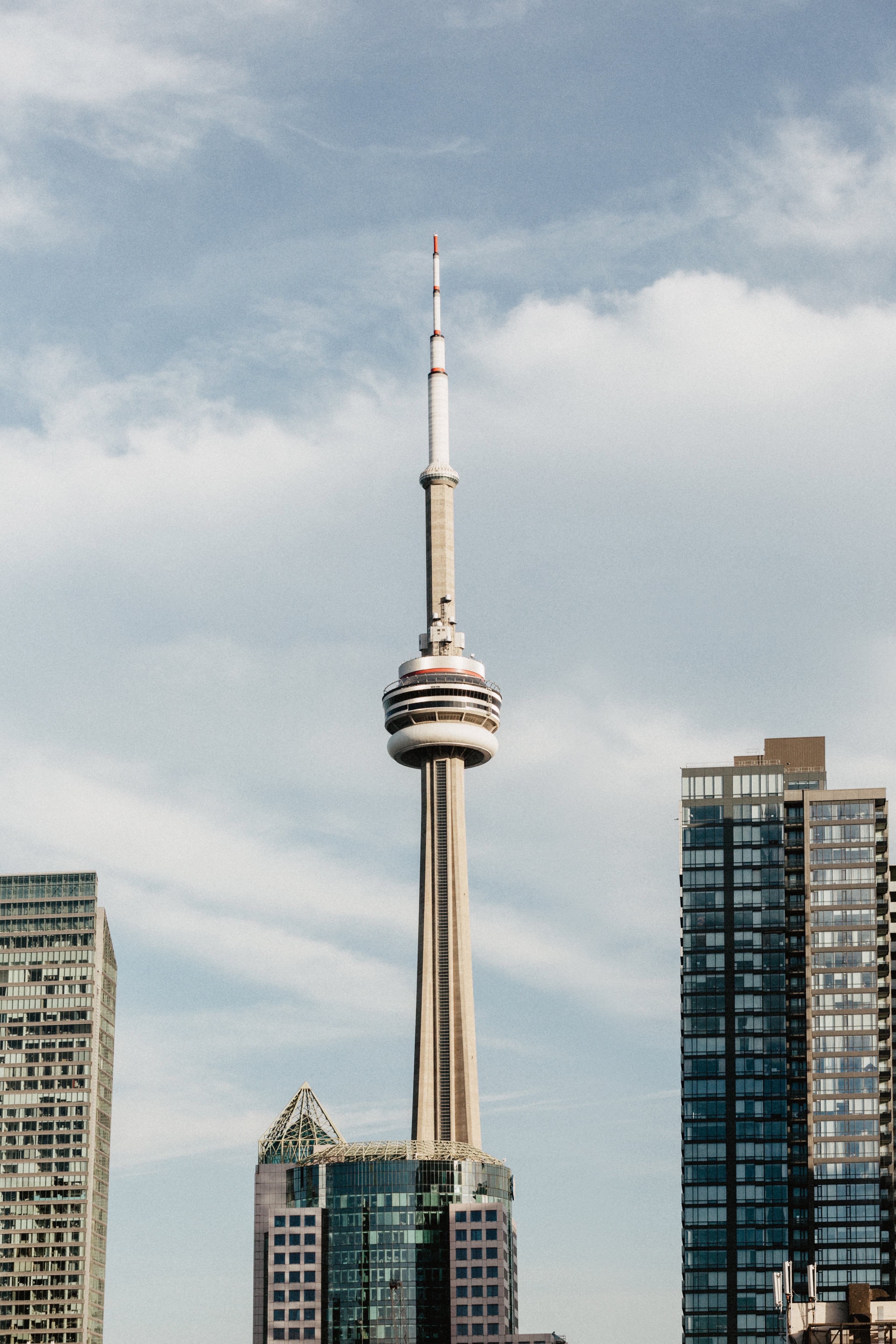 Iconic CN Tower: Stunning Toronto City Skyline Photo