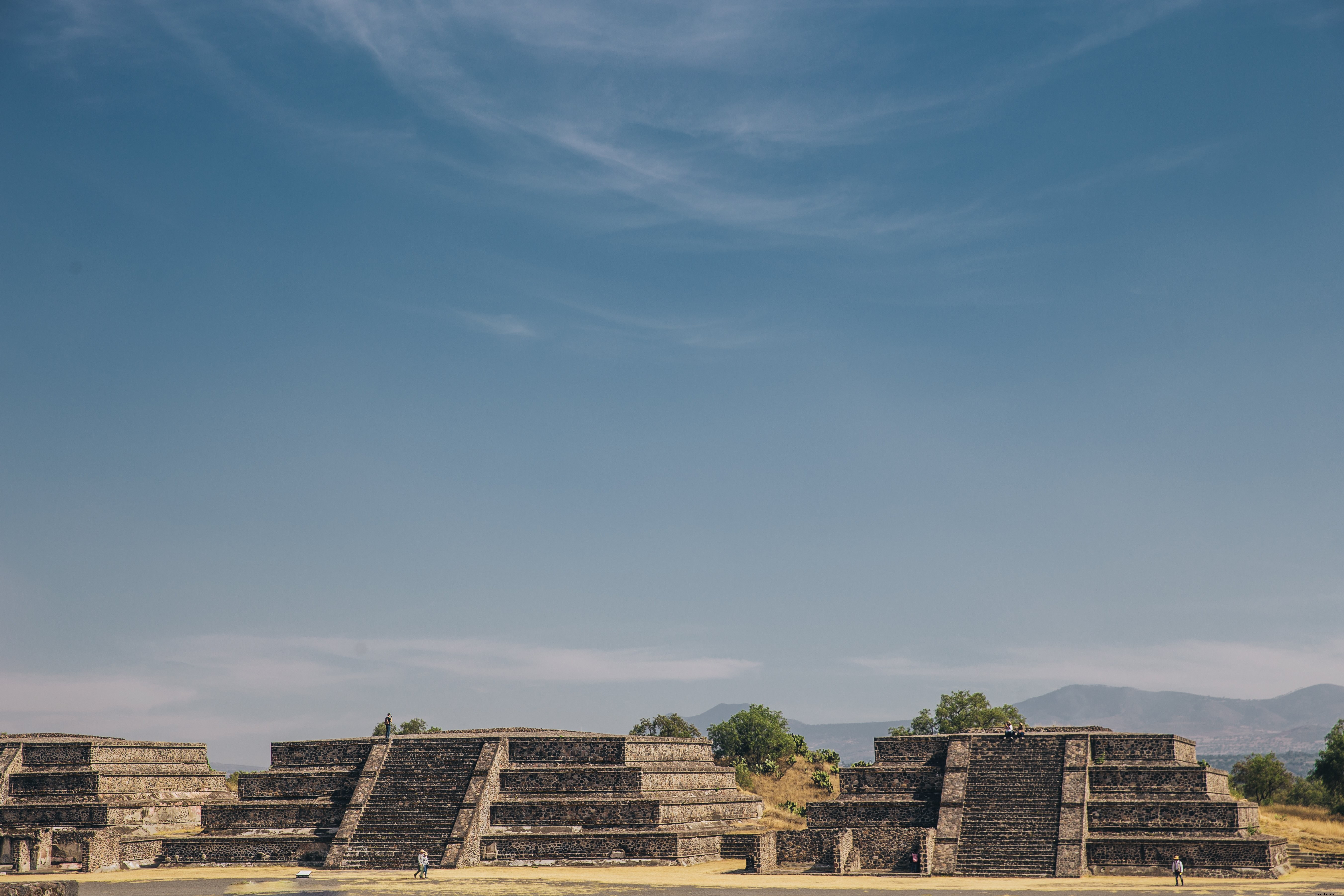 Stunning Teotihuacan Temples Under Clear Blue Skies – Iconic Photo