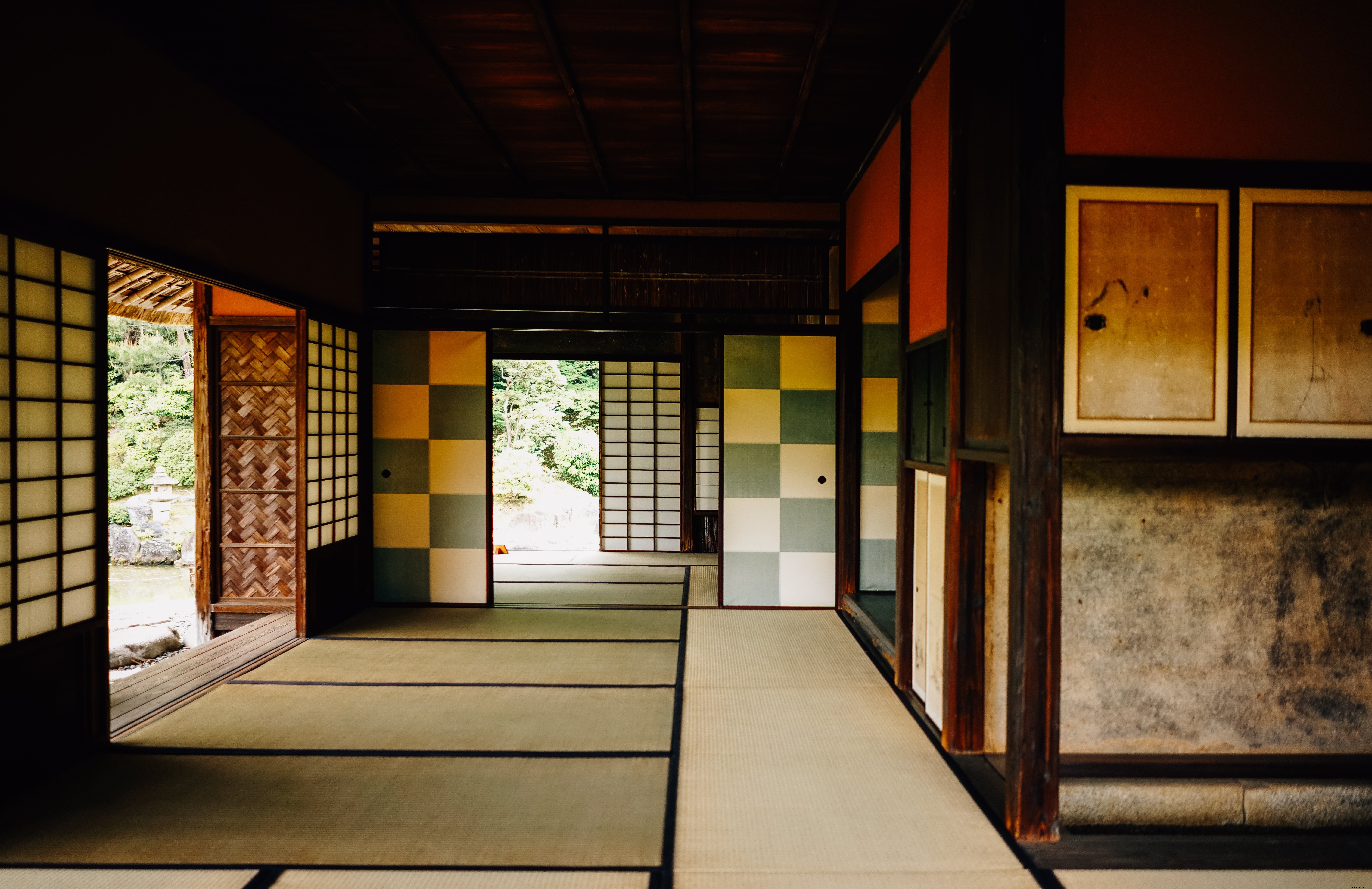 Elegant Tatami Mat Flooring with Traditional Sliding Doors – Stunning Photo
