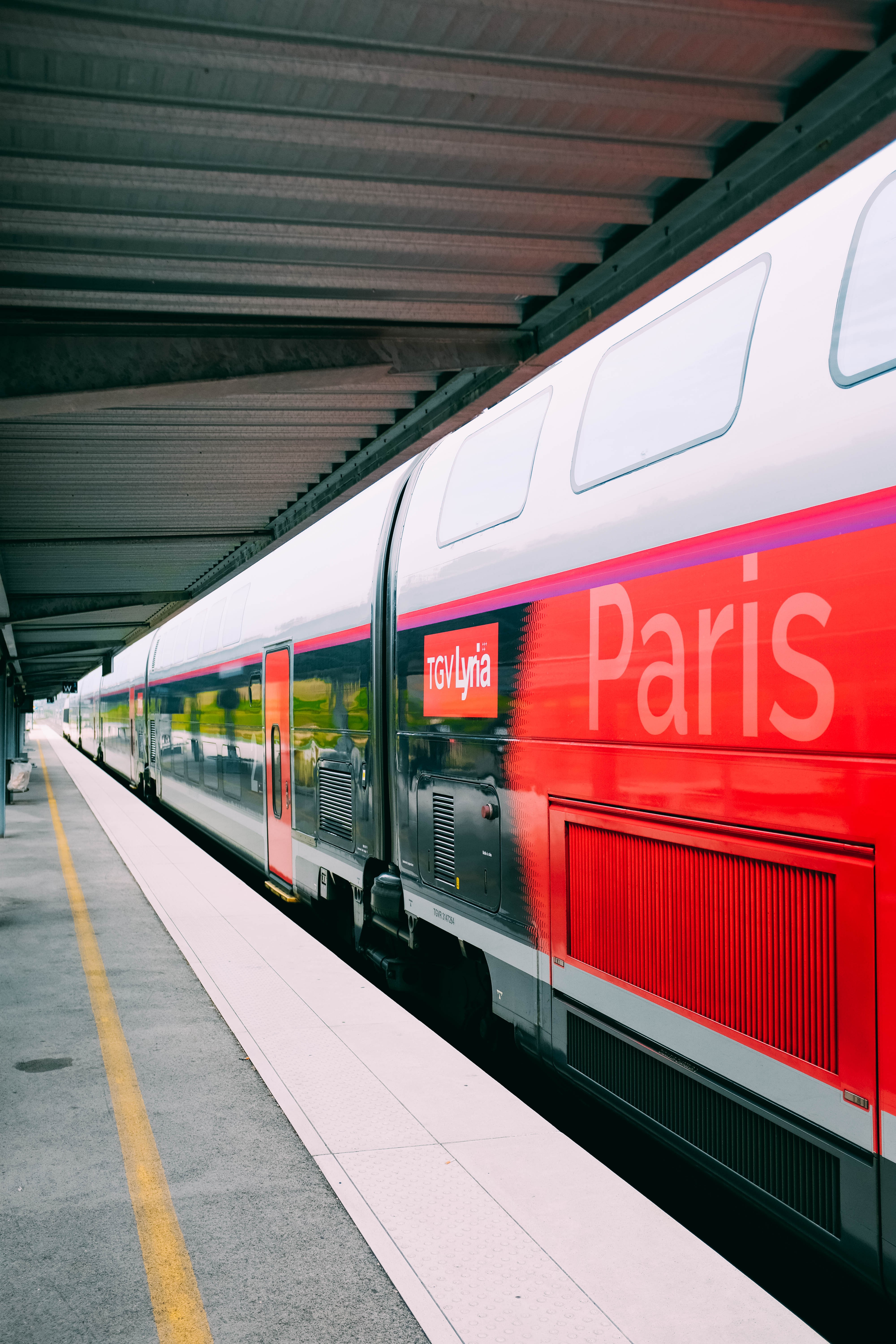 Vibrant Red Train Bound for Paris at the Platform – Stunning Photo