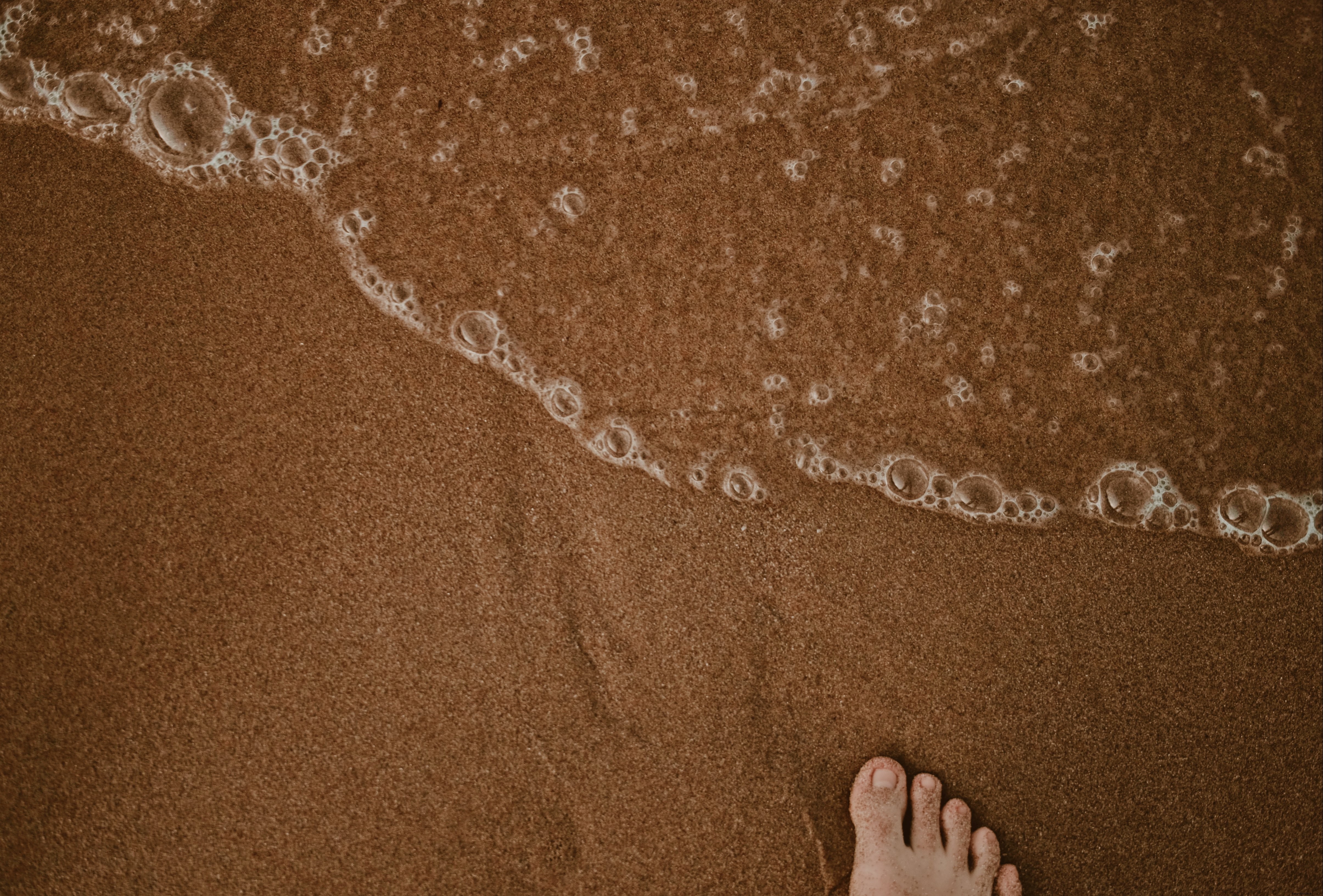 Sandy Feet on a Pristine Beach: Stunning Seaside Photo