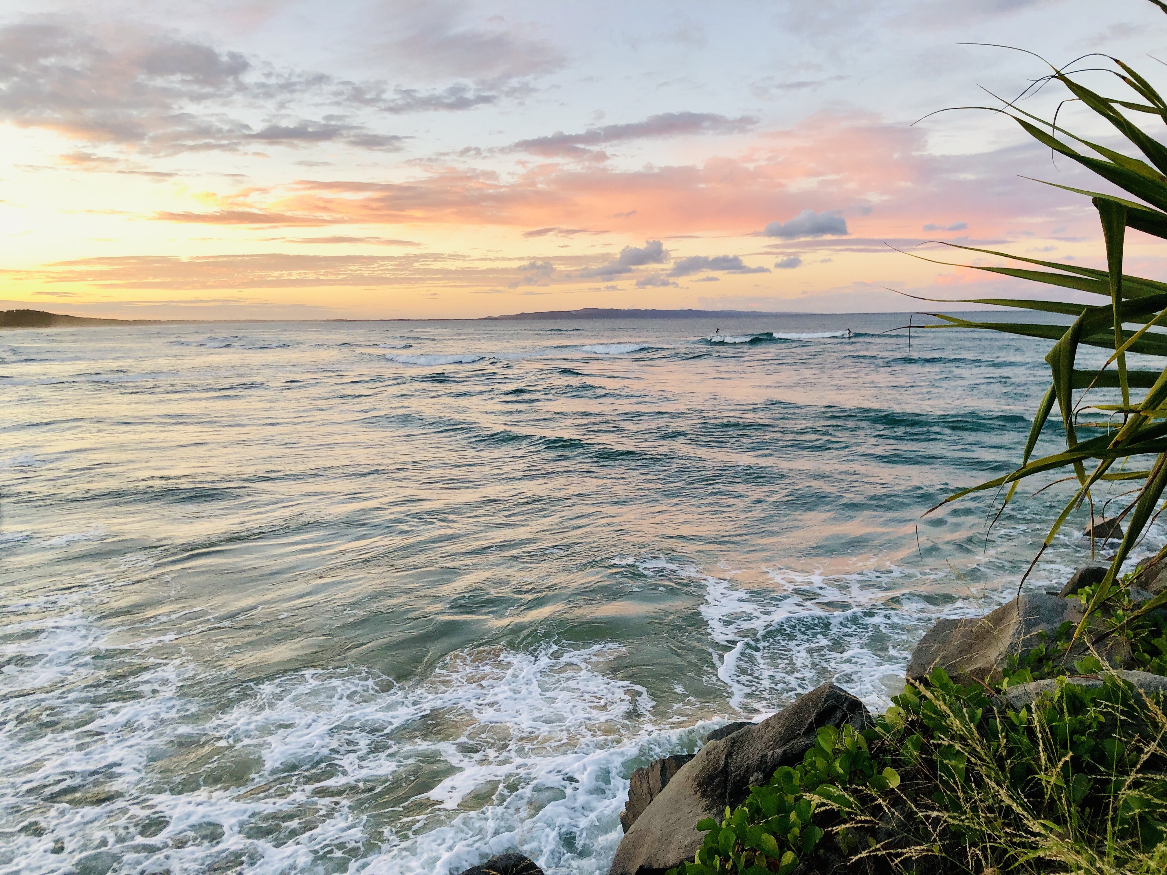 Stunning Pink Evening Sky Over Azure Coastal Waves – Captivating Photo