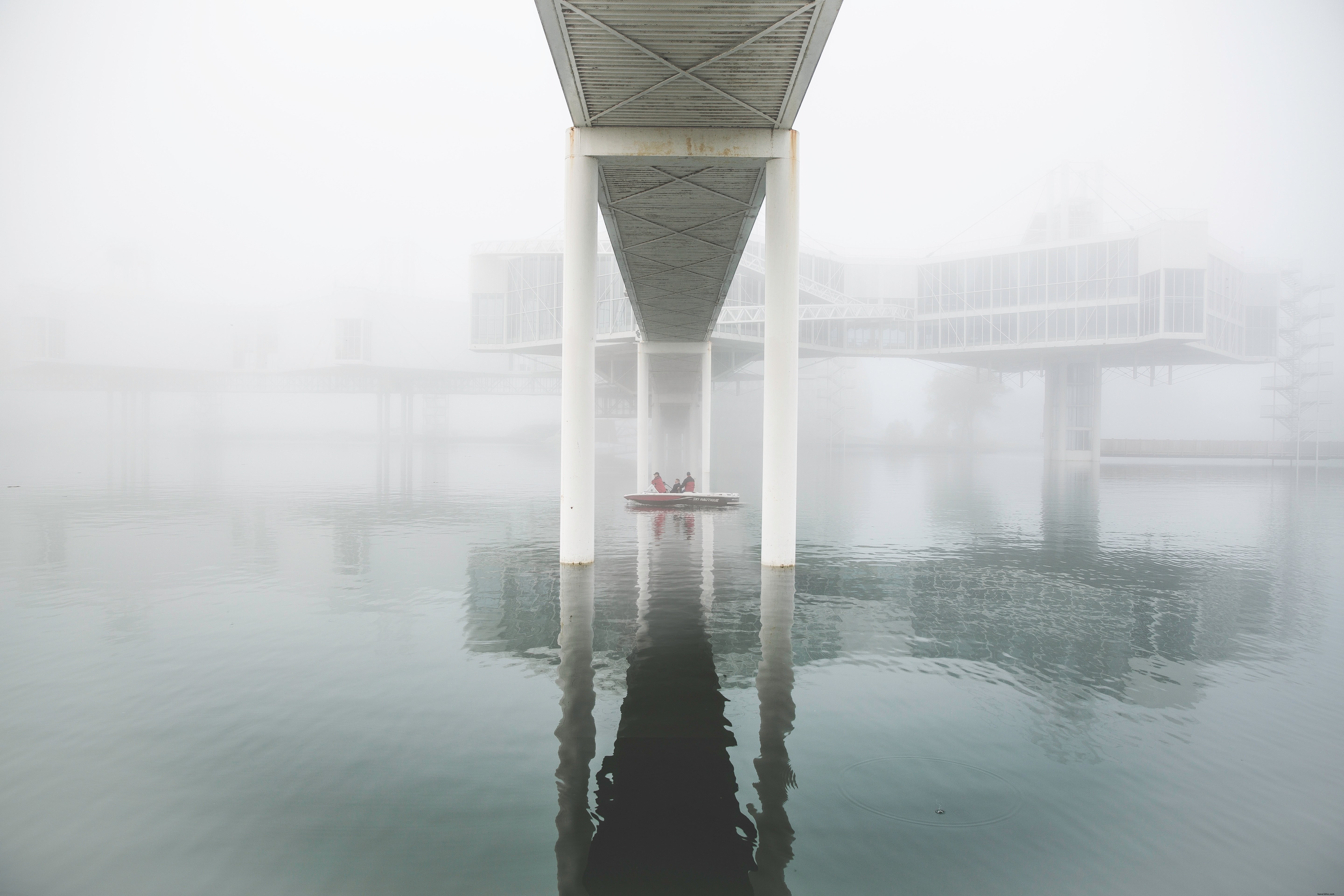 Captivating Boat Under Foggy Bridge – Stunning Atmospheric Photo