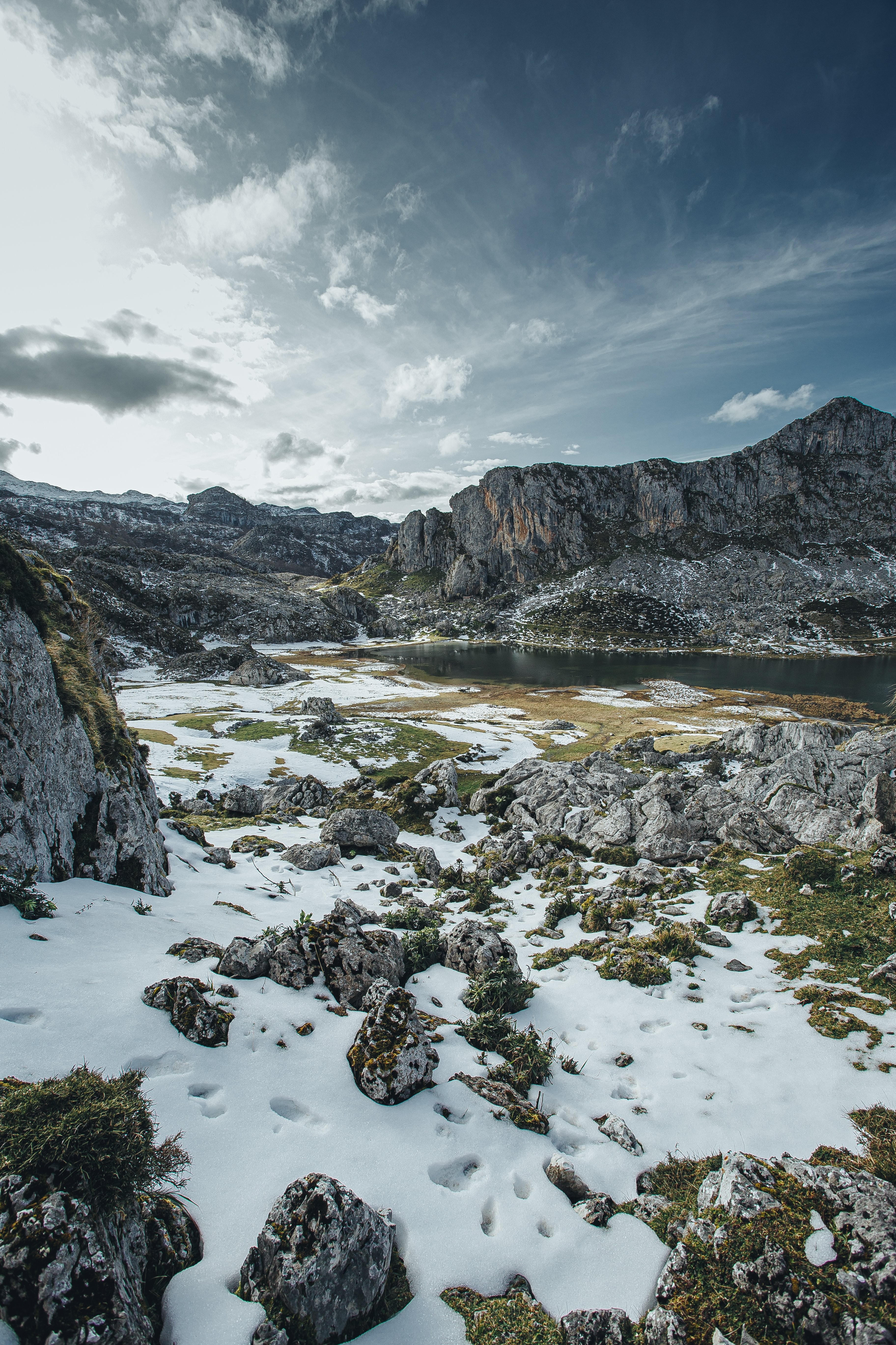 Stunning Snow-Covered Trail Beneath Majestic Mountains – Breathtaking Photo