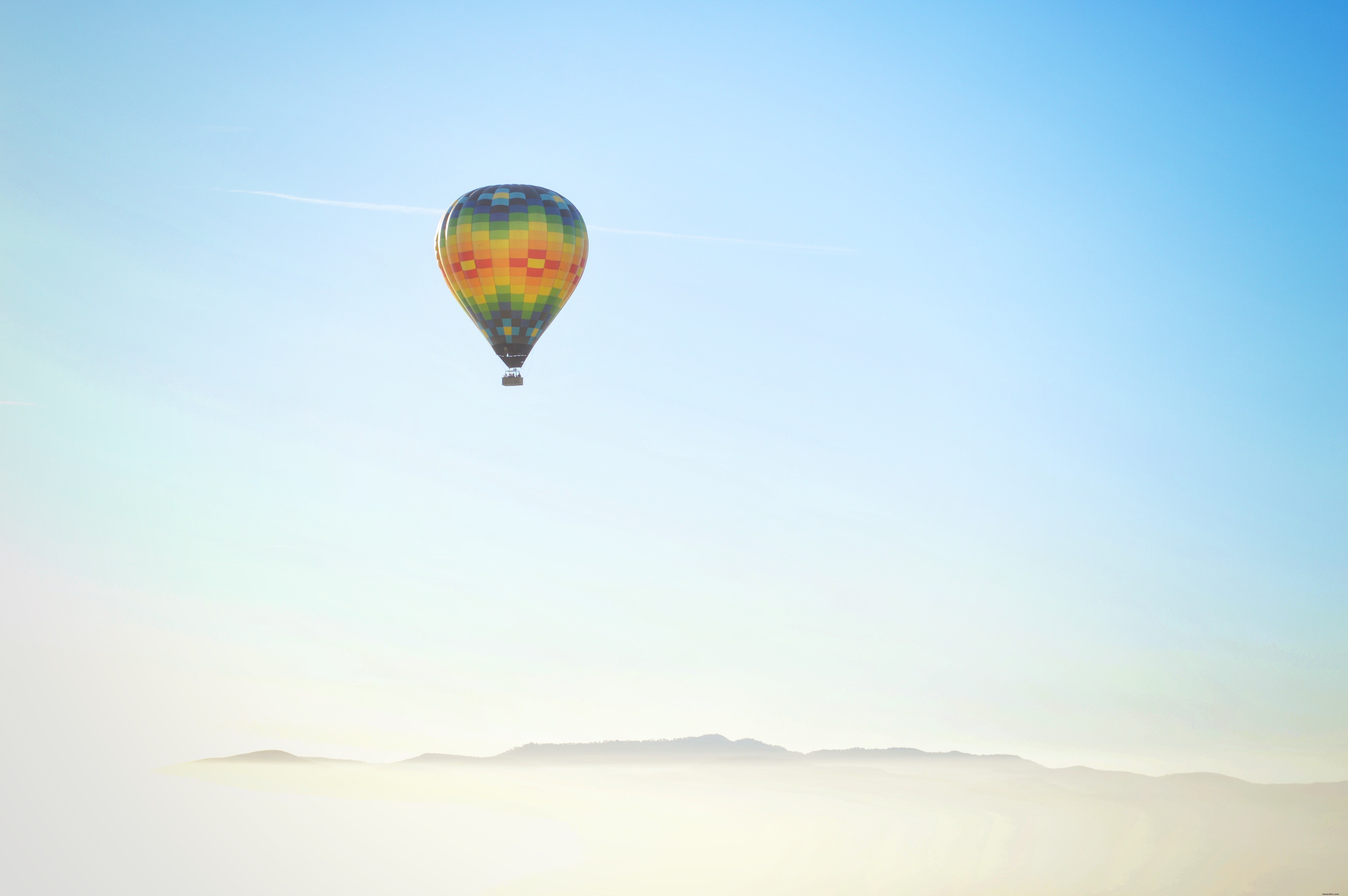 Stunning Hot Air Balloon Ascending into the Sky – Captivating Aerial Photo
