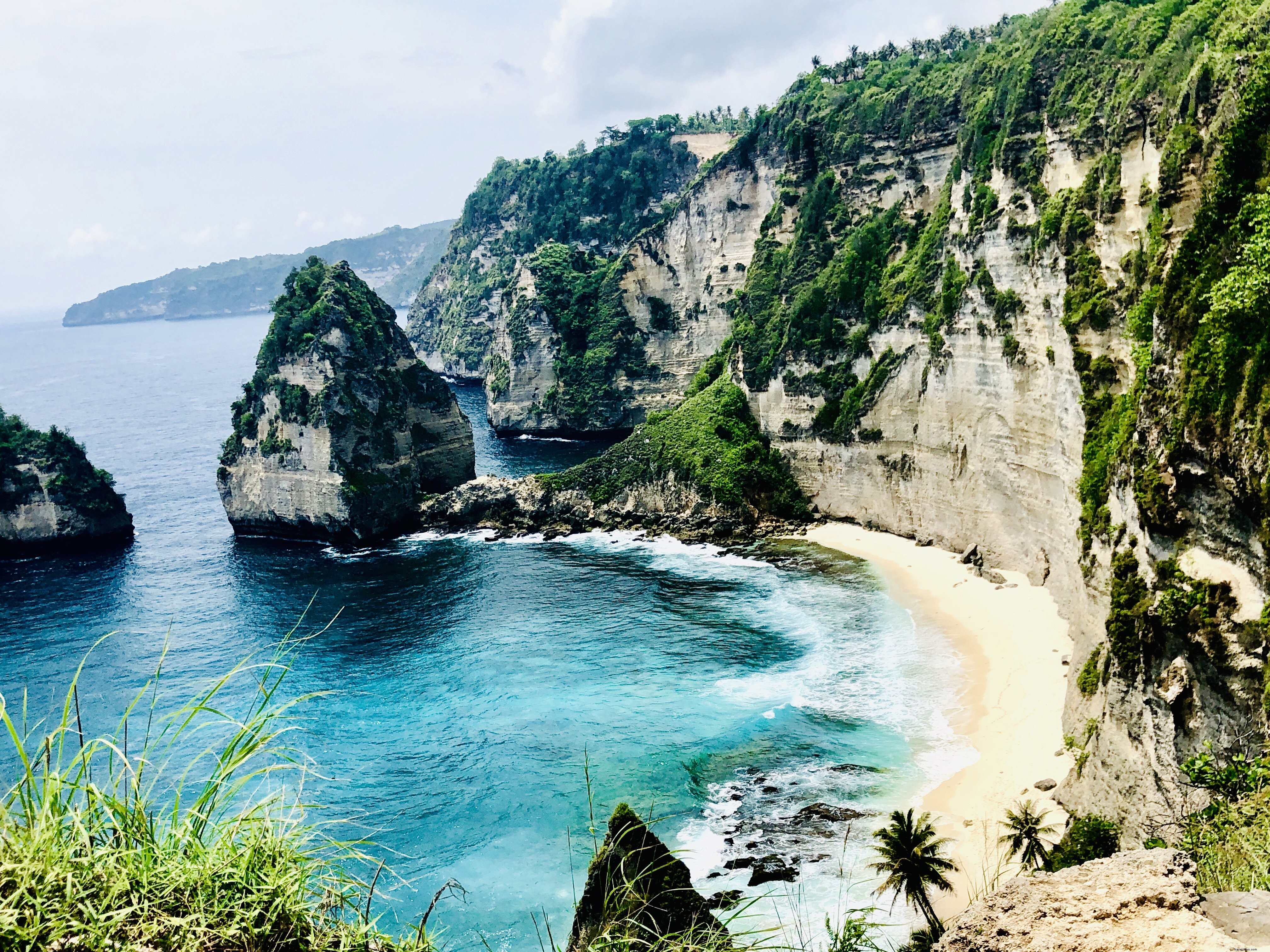 Dramatic Waves Crashing at Cliff Base: Stunning Ocean Photography