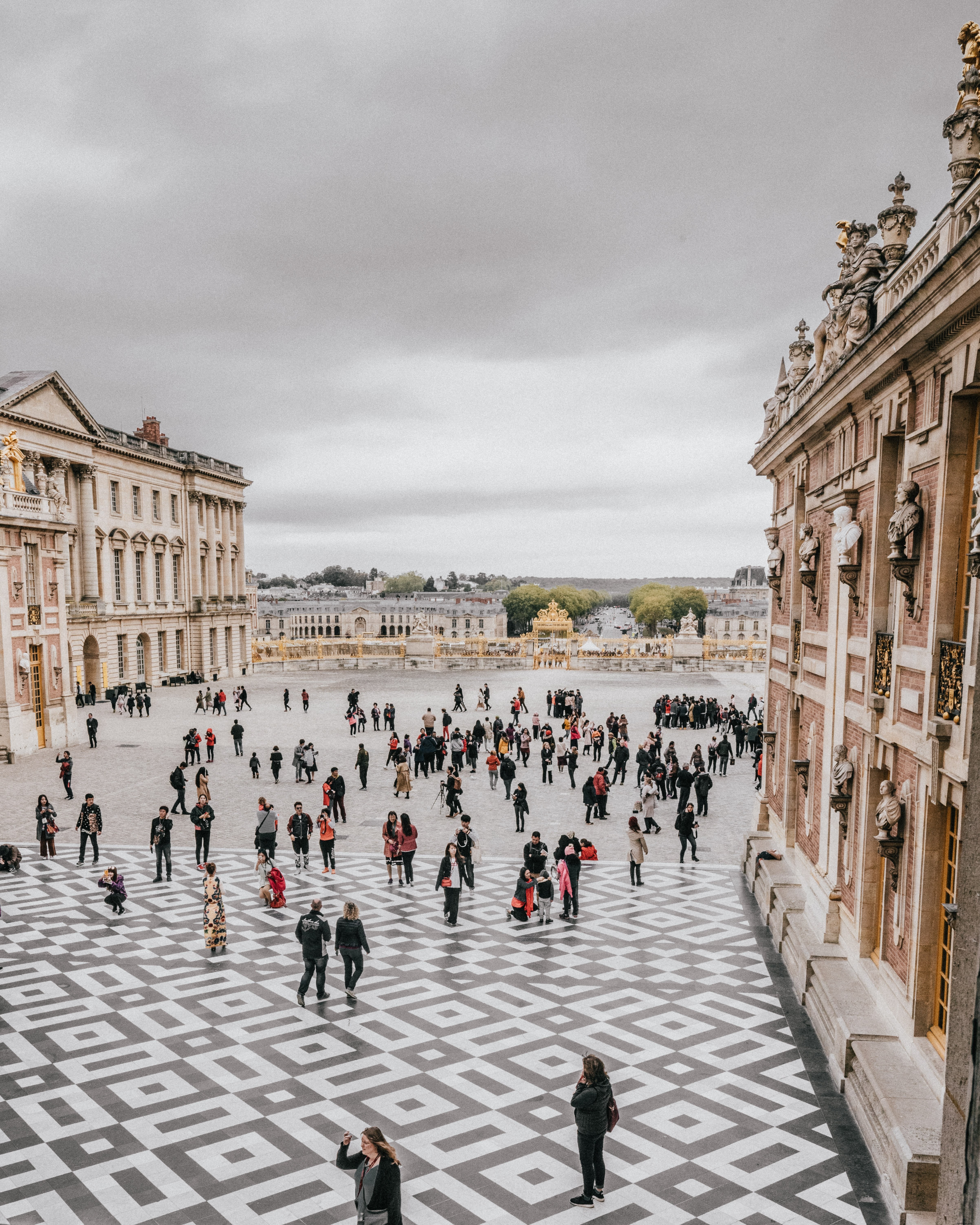 Lively Groups of Tourists in Historic Museum Courtyard – Stunning Photo