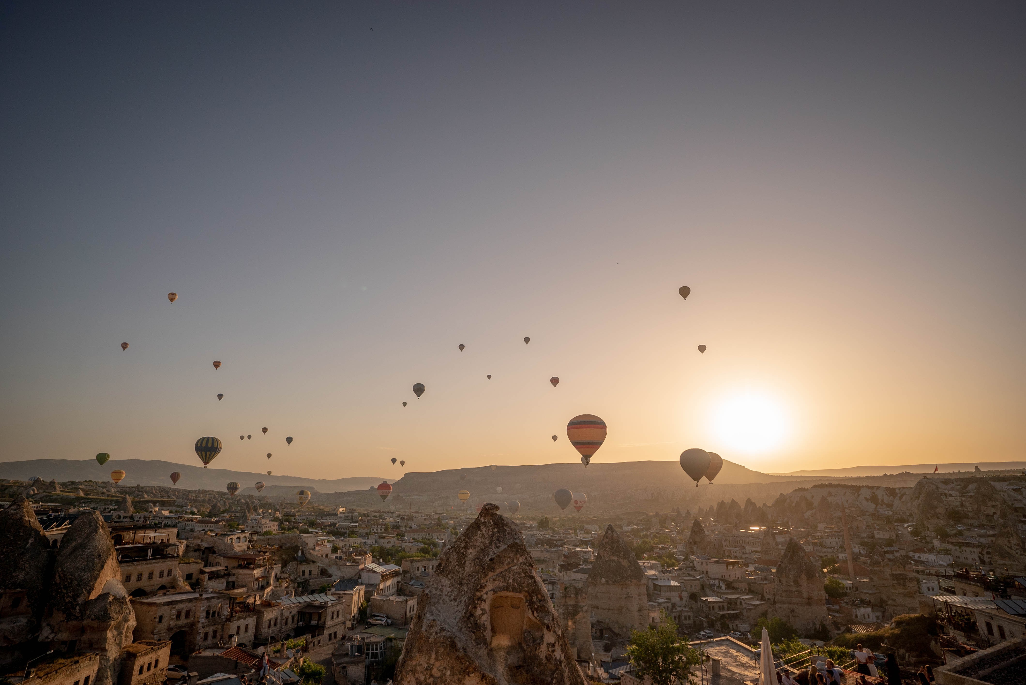 Breathtaking Hot Air Balloons Drifting Across the Horizon – Stunning Aerial Photo