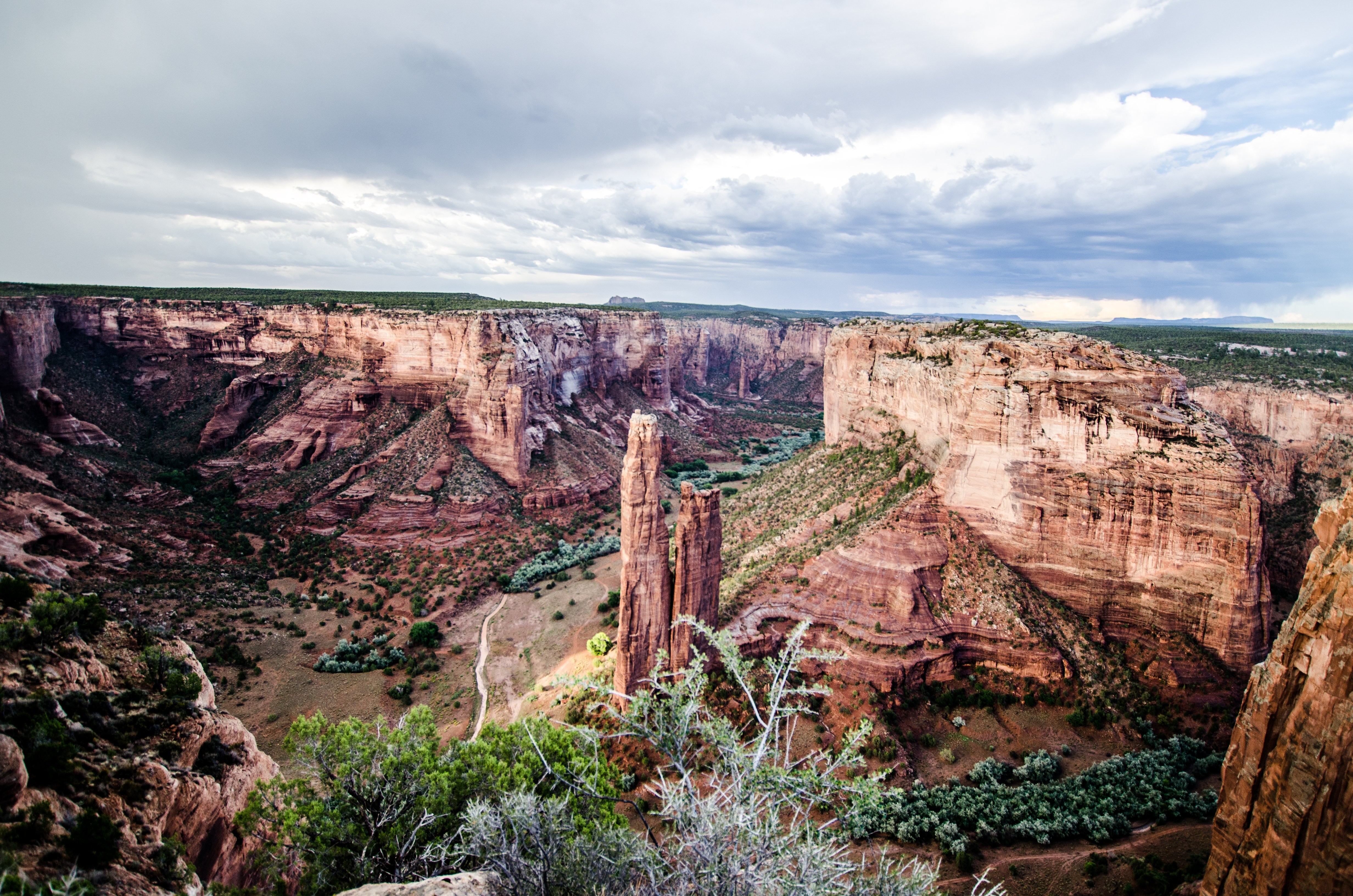 Stunning Redstone Canyon Vista Under Dramatic Rolling Clouds – High-Res Photo