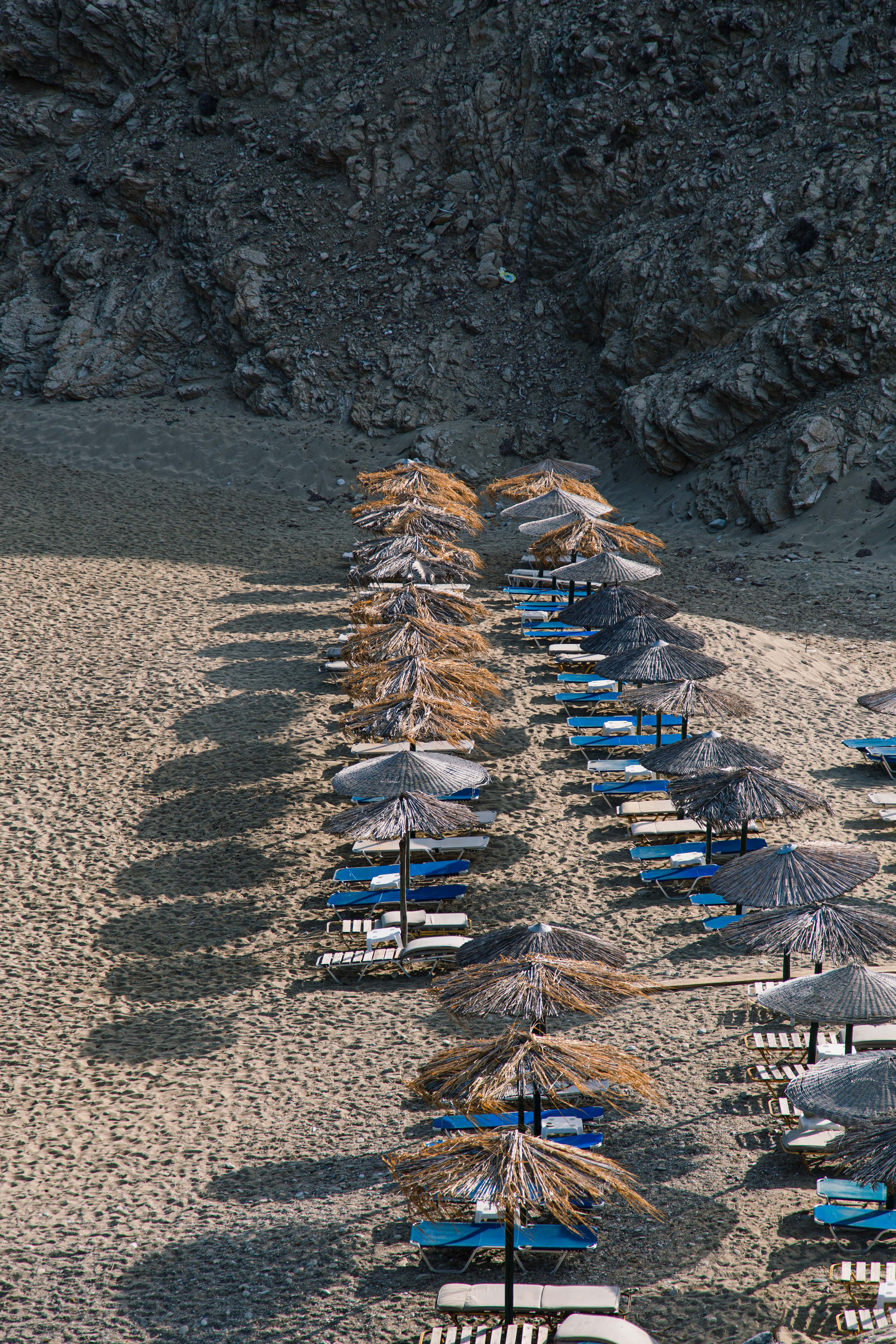 Stunning Straw Parasols on a Pristine Tropical Beach – High-Quality Photo