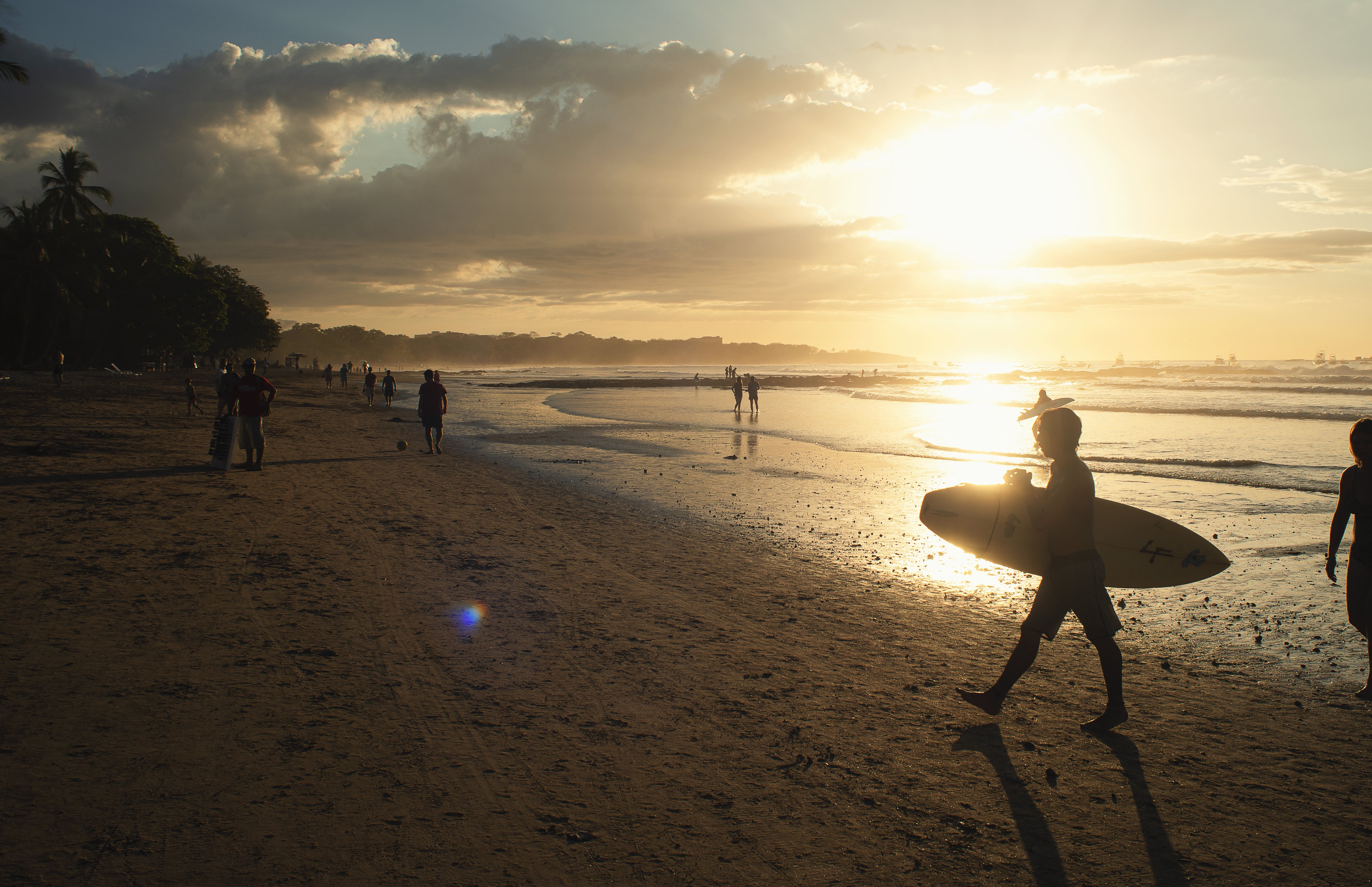 Stunning Photo: Beachgoers Departing at Dusk