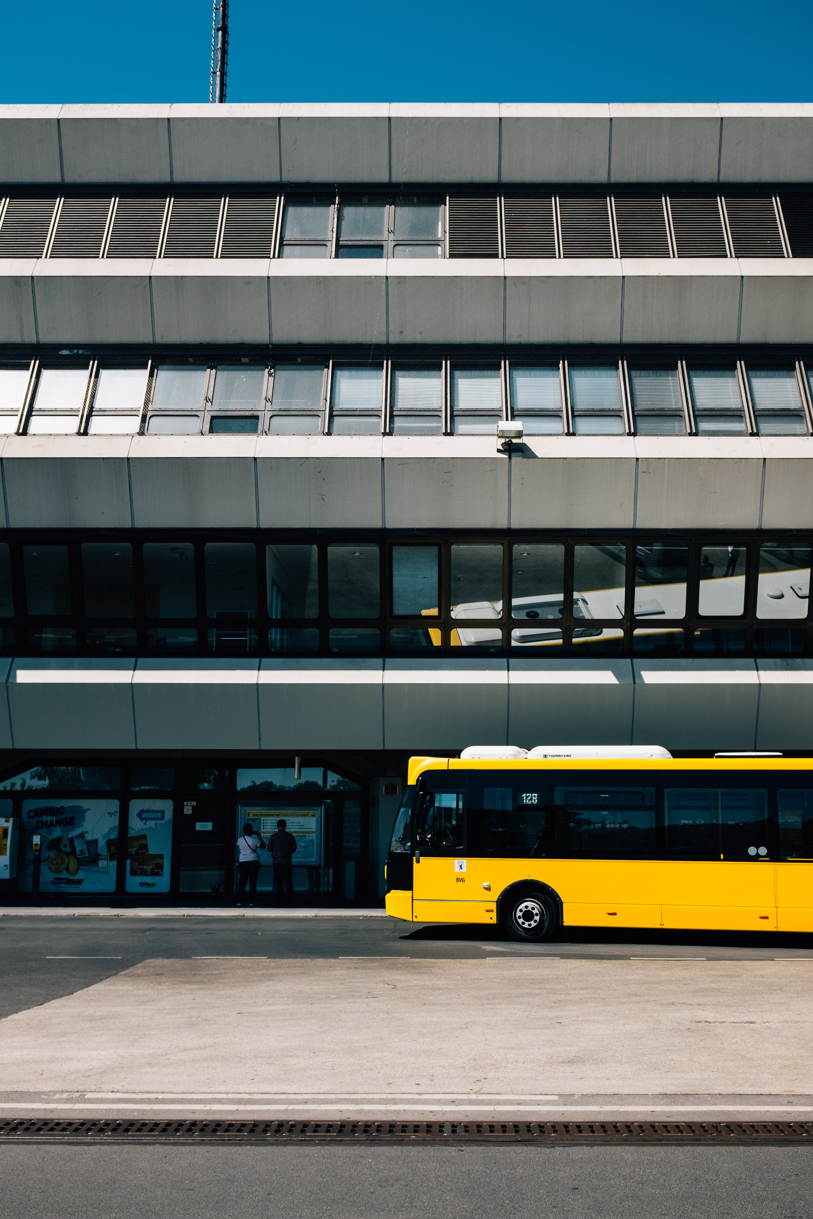Stunning Yellow Bus Parked in Bustling Big City Streets – Captivating Urban Photo