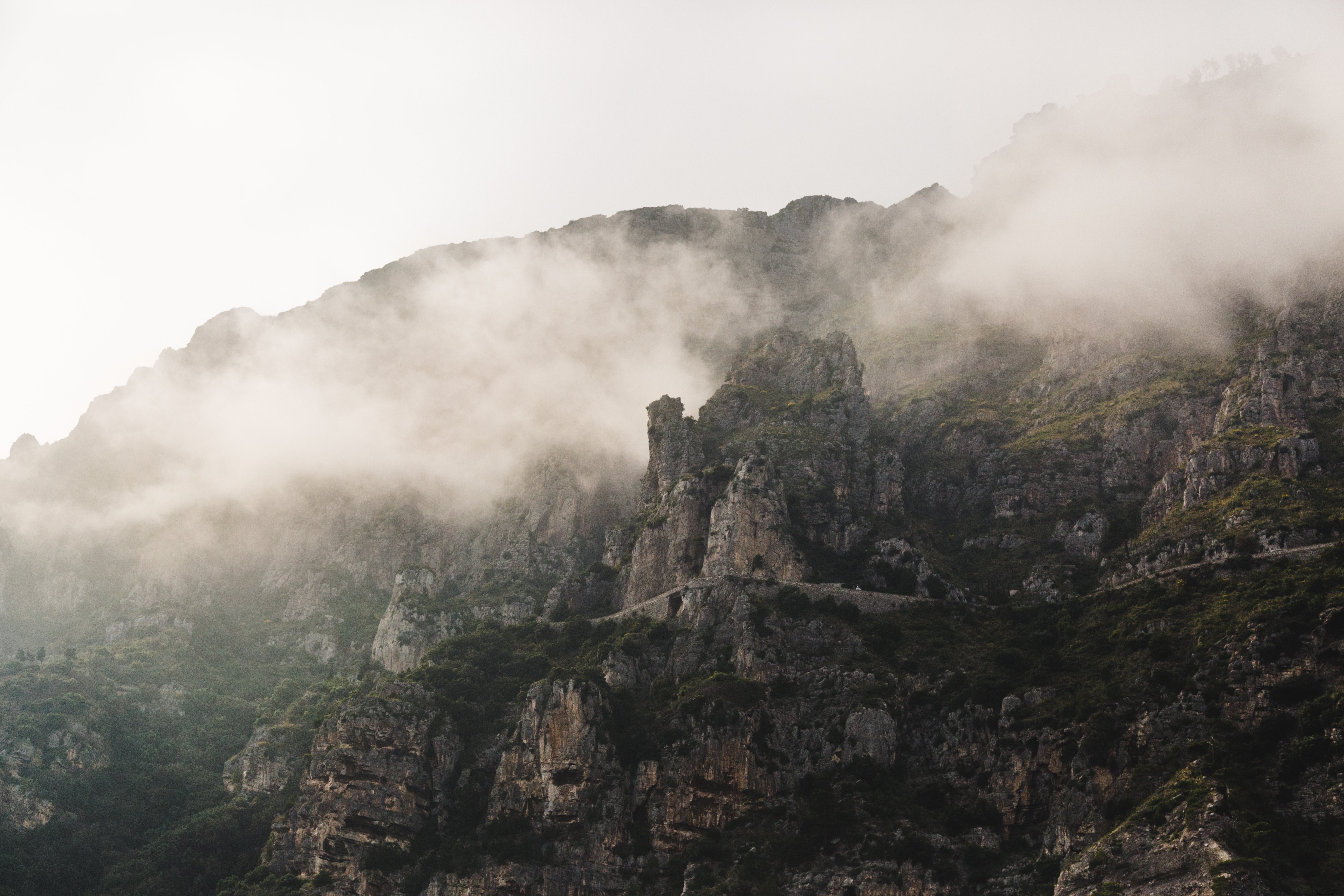 Breathtaking Mist Crawling Over Majestic Mountains – Stunning Landscape Photo