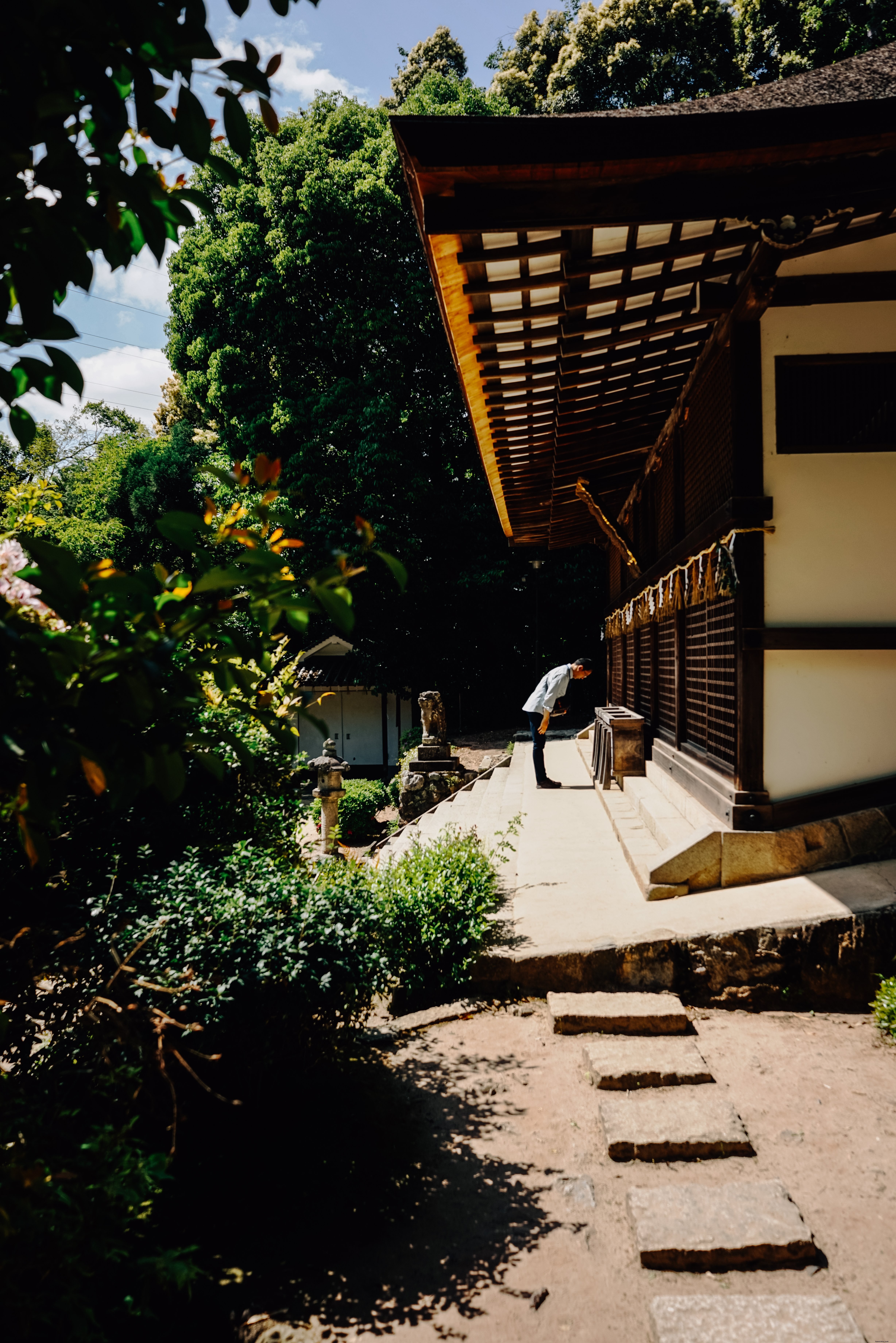 Man Pays Respects Before Entering Traditional Japanese Minka House – Stunning Photo