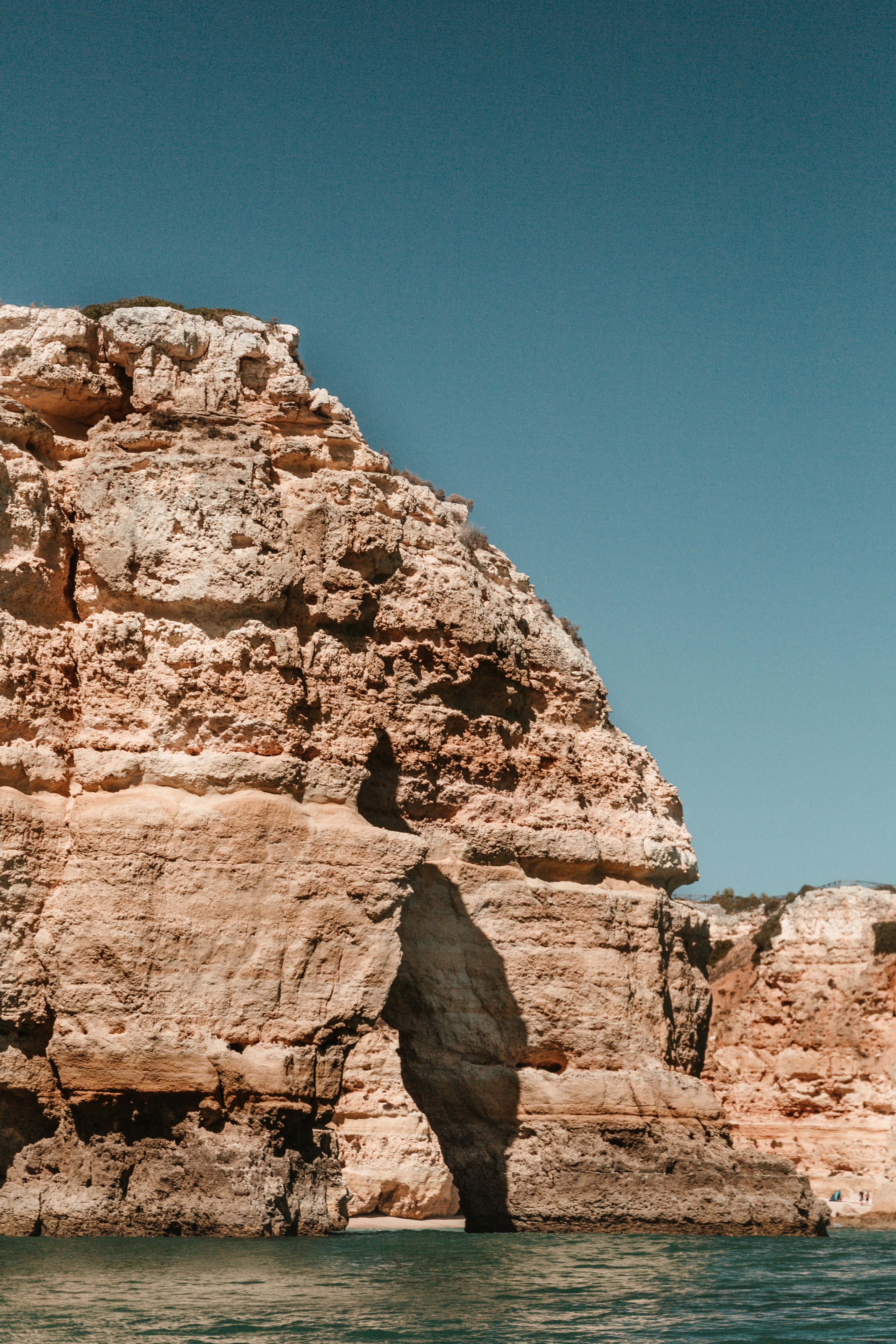 Breathtaking Craggy Cliffs Overlooking Crystal Blue Waters – Stunning Photo